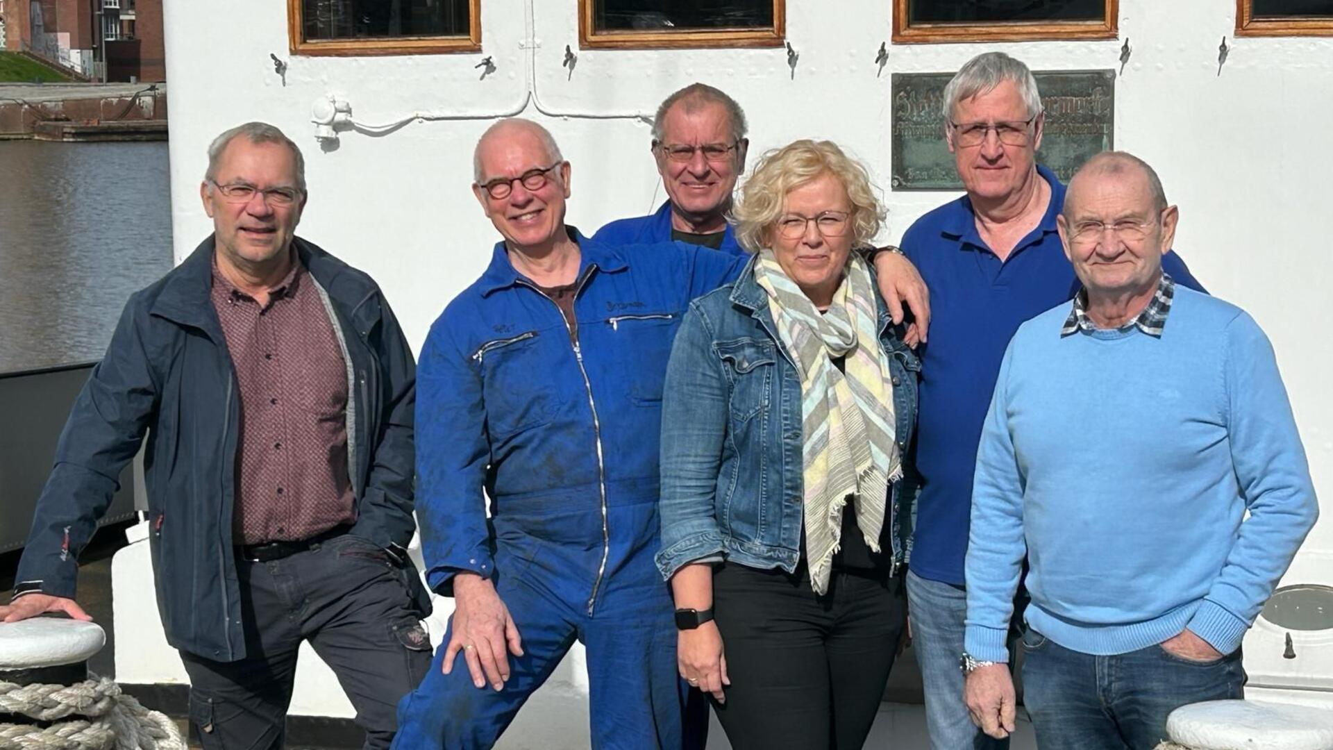 Die vier frischgebackenen Dampfmaschinisten und Ihre beiden Lehrer auf dem Vordeck des „schwimmenden Klassenzimmers:Carsten Clausen, Peter Bergmann, Chief Wolfgang Graf, Doris Lilkendey, Wolfgang Treichel und Chief Ralf Schaefer.