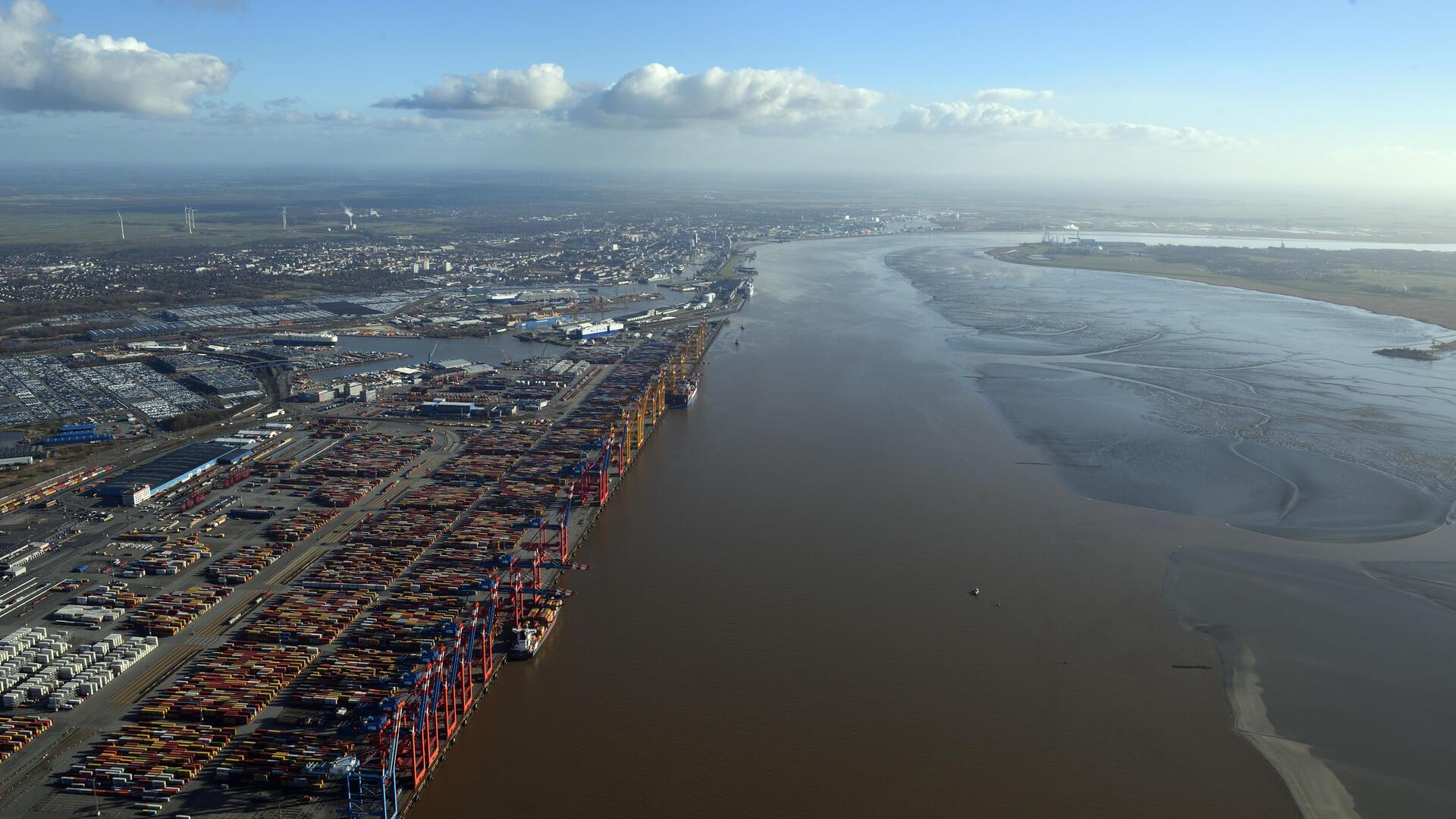 Luftbild vom Containerterminal an der Weser.