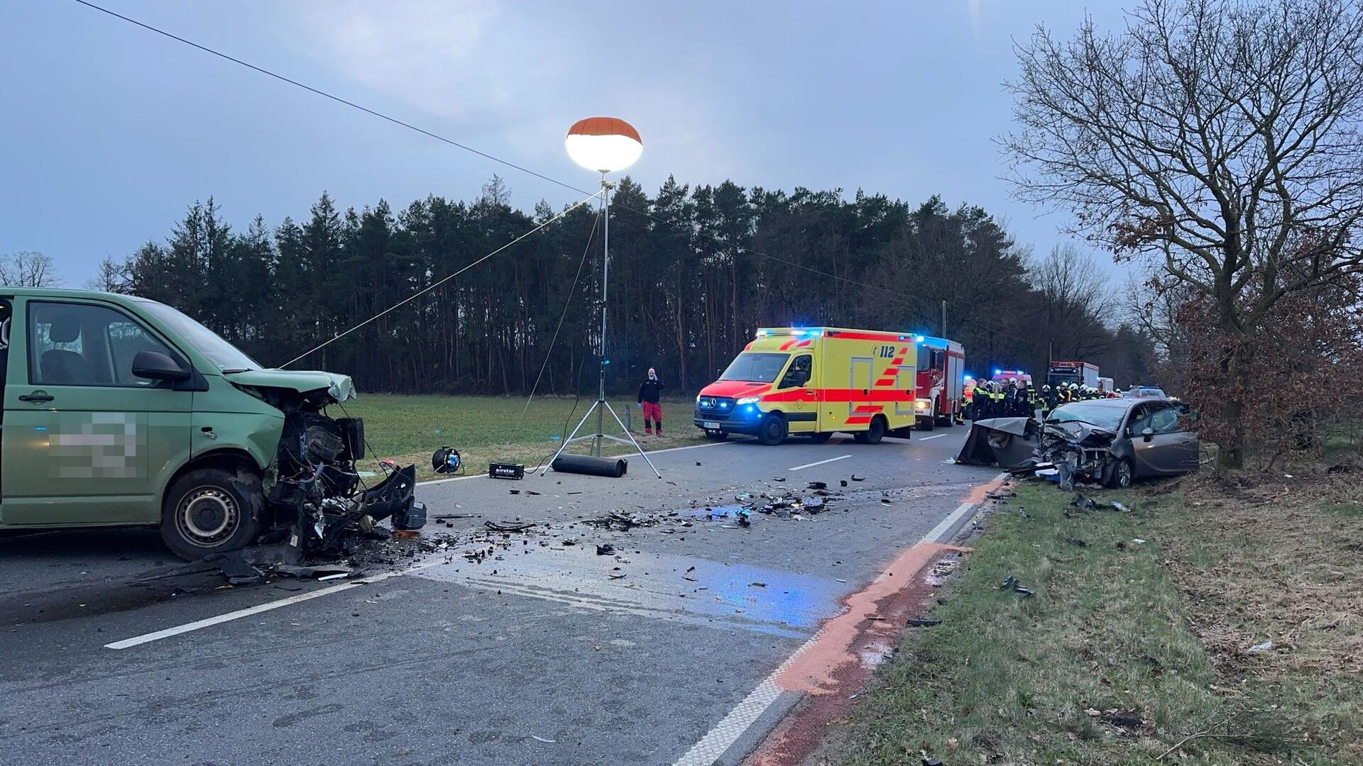 Die von der Feuerwehr Aurich bereitgestellte Aufnahme zeigt Einsatzkräfte an einer Unfallstelle.