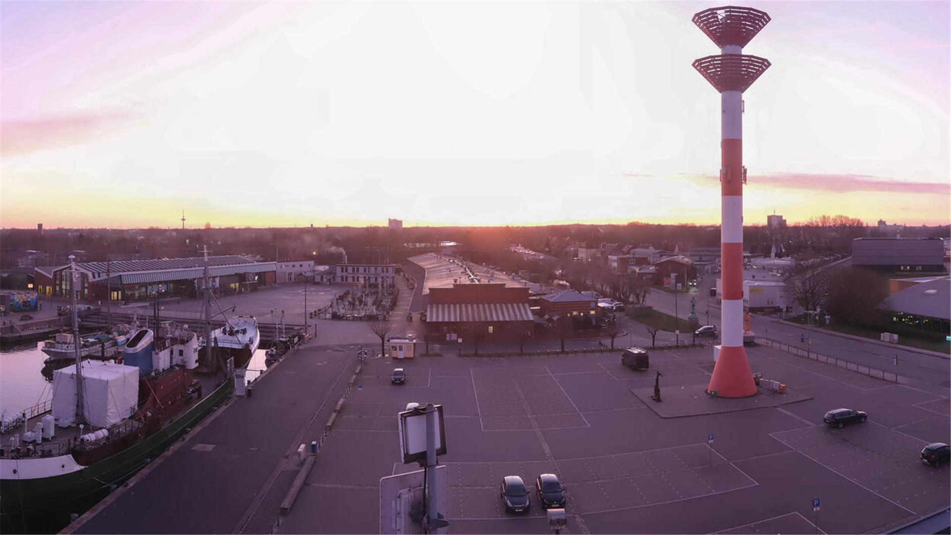 Die zweite Webcam der Erlebnis Bremerhaven GmbH liefert Bilder vom Sonnenaufgang und Fischereihafen.