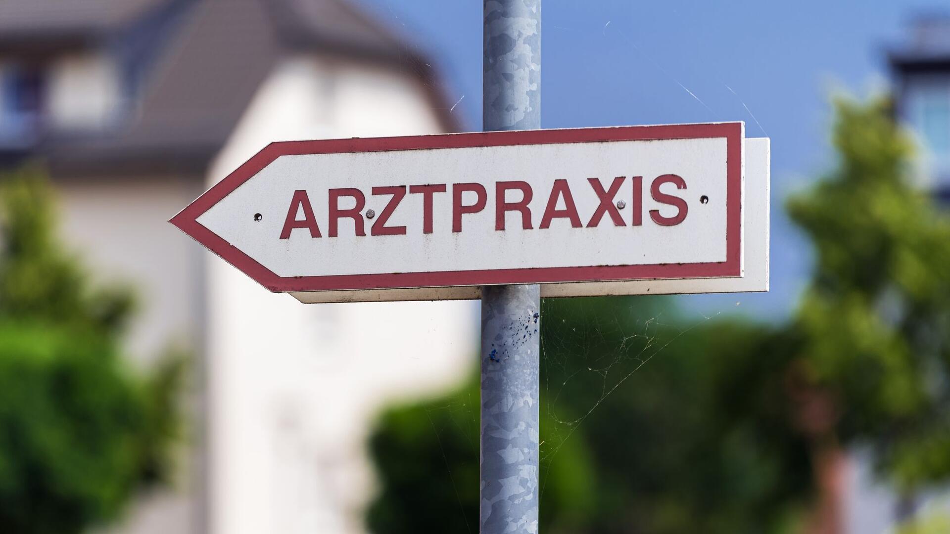 Hinweisschild Arztpraxis