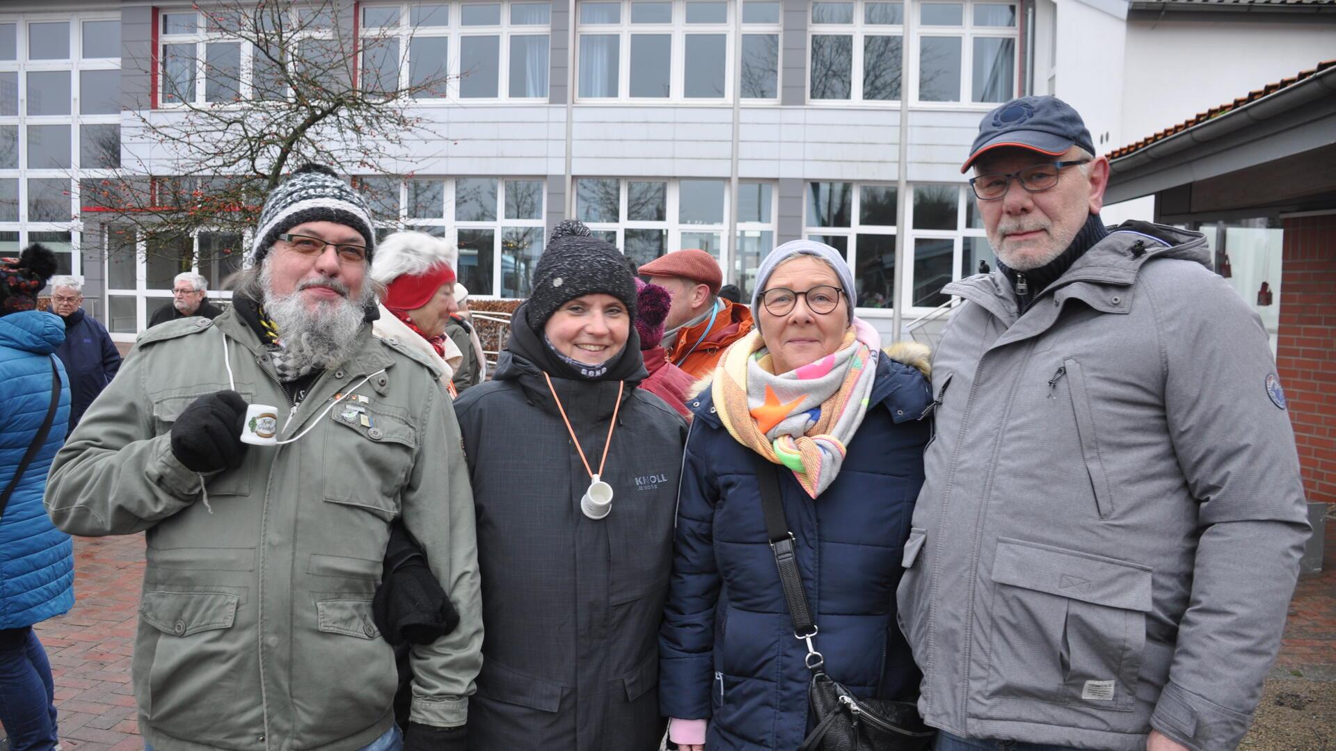 Diese beiden Paare halten die diesjährigen Rekorde beim Wohnmobiltreffen: Jens (von links) und Diana kommen aus dem 776 Kilometer entfernten Bad Saulgau nach Gnarrenburg. Deutlich kürzer war die Anreise für Uwe und Silvia Dreyer, die aus der Nachbargemeinde Oerel angereist sind.