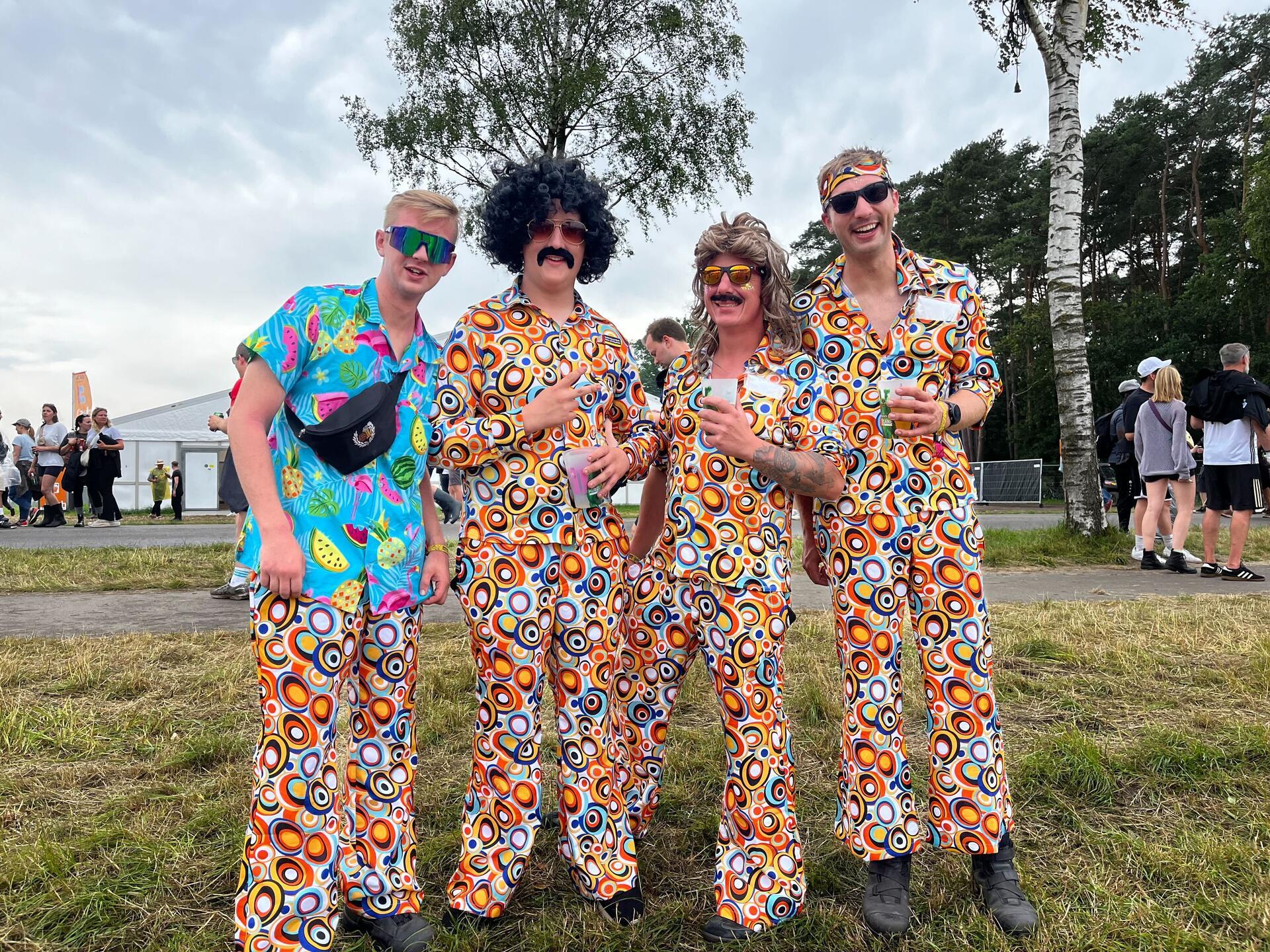 Diese bunte Truppe kam mit einer Zeitmaschine beim Festival an - direkt aus den 70er-Jahren.