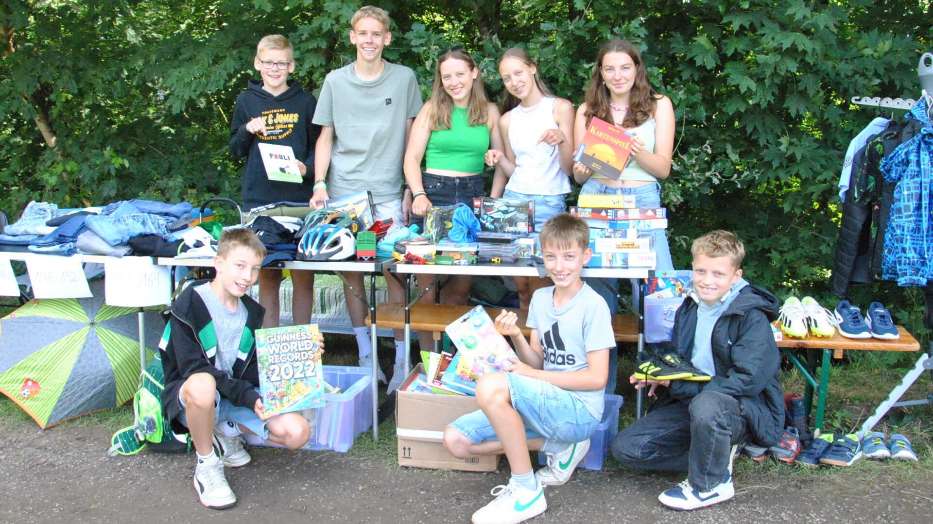 Diese jungen Leute aus Weertzen freuen sich über die Großveranstaltung im Dorf und machen jedes Jahr beim Flohmarkt mit.