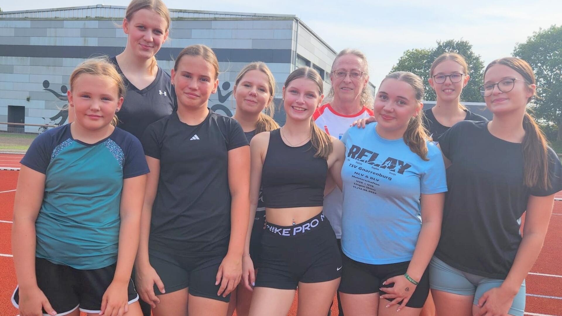 Diese jungen Sportlerinnen haben bisher an den Stützpunktmaßnahmen teilgenommen (von links): Lotta Wellbrock, Mia Bunger, Nayla Wellbrock, Michelle Burenko, Faye Bollmeyer, Trainerin Christel Junker, Sophia Offel, Henrike van Rahden und Mia Wiedmann.