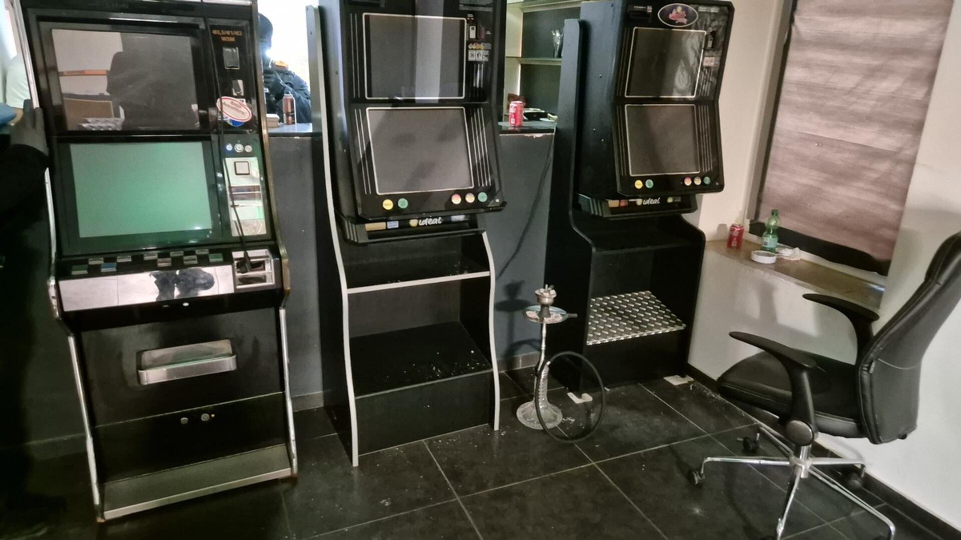 Diese vermutlich illegalen Glücksspielautomaten fanden die Ermittler in einer Wohnung vor.