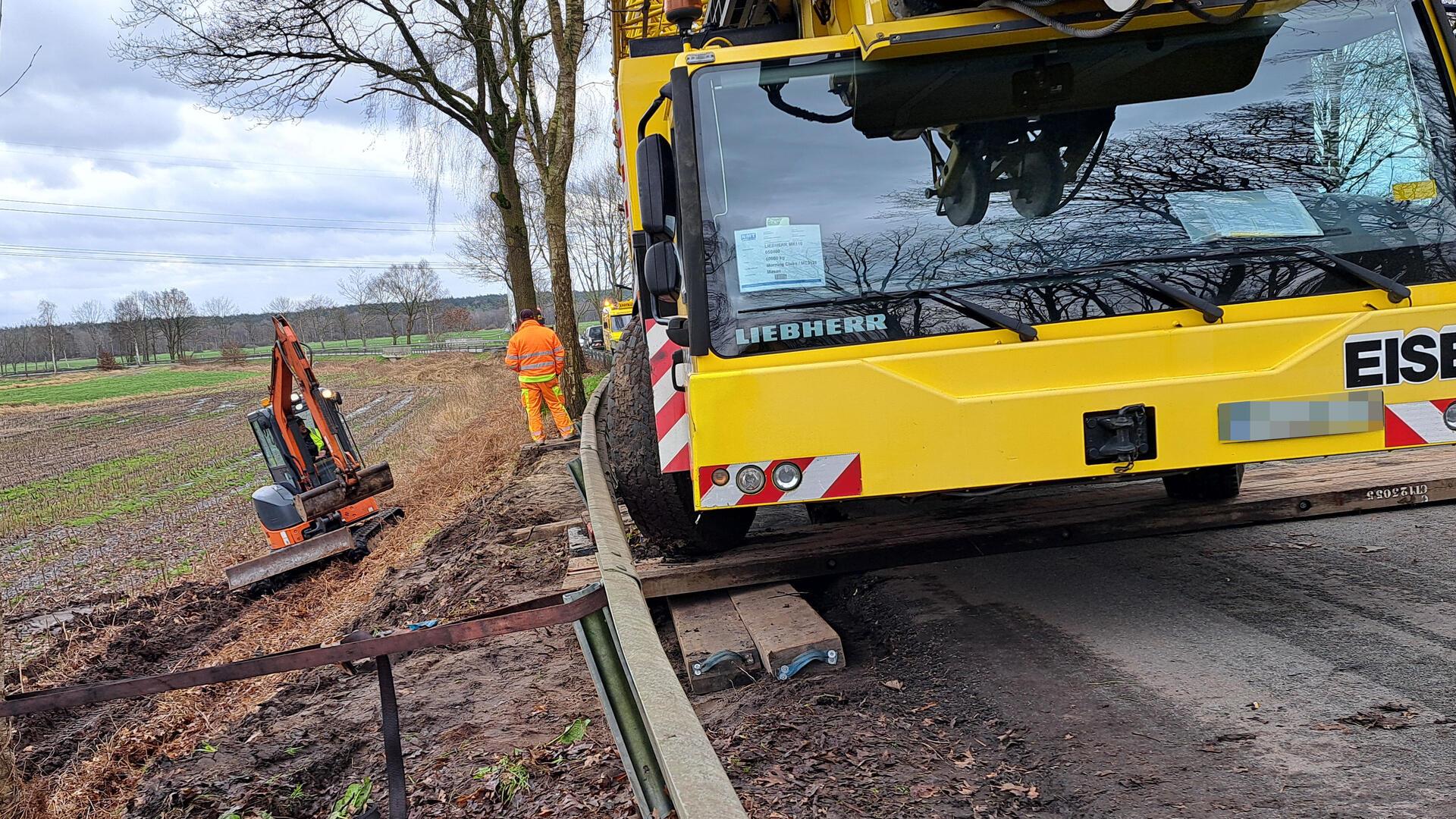 Dieser Kran ist auf der Umleitung zwischen Uhtlede und Autobahn steckengeblieben und musste abgeschleppt werden.