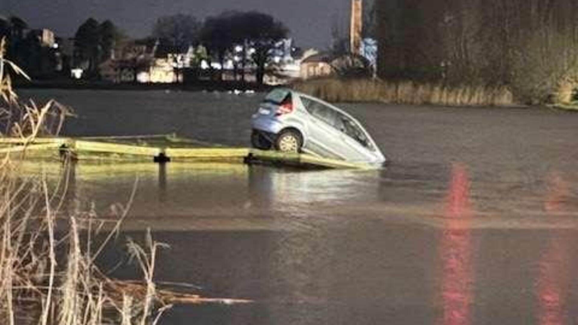 Dieser halb in der Geeste in Bremerhaven versenkte Wagen war in der Nacht zu Freitag in Langen gestohlen worden.