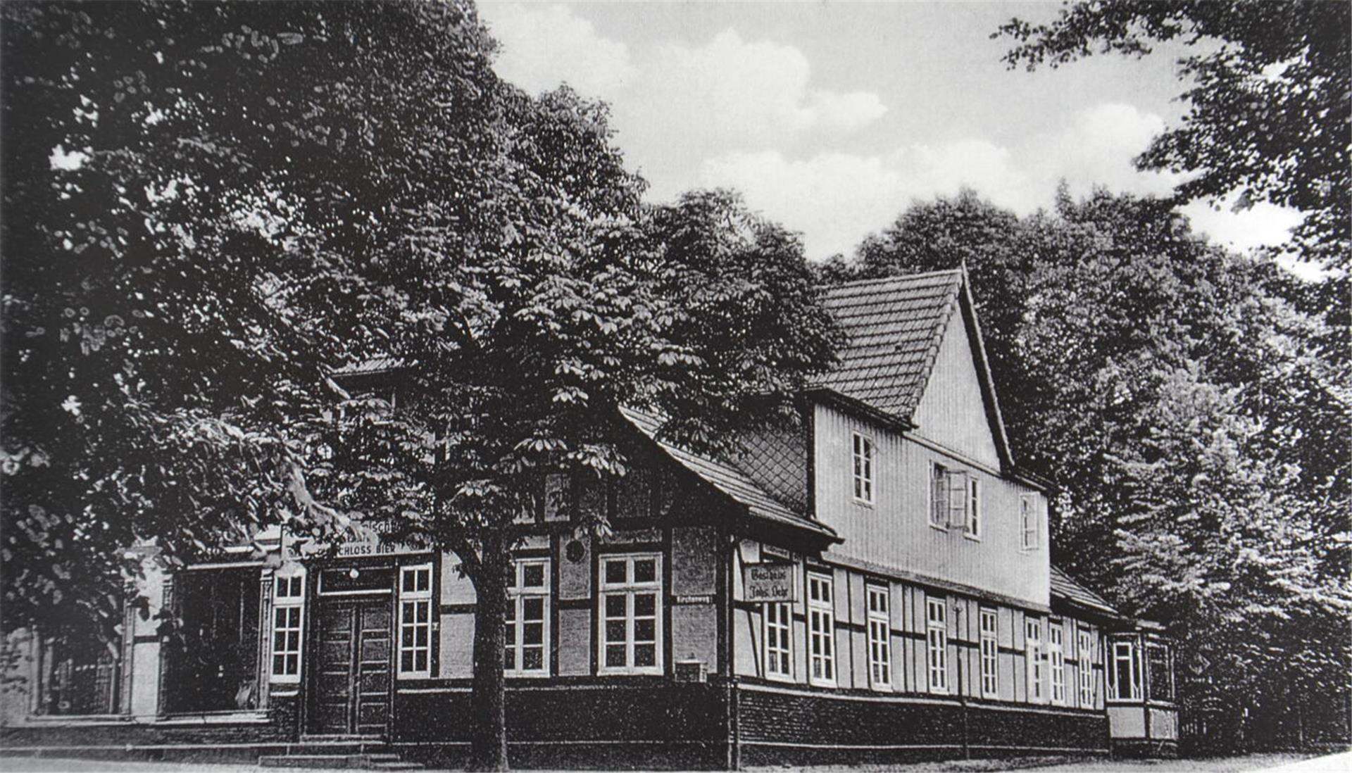 Dieses Foto aus dem Bestand von Helga Hink nimmt den Betrachter mit in die Zeit, als die Scheeßeler Straße in Sittensen von Bäumen gesäumt war. Es zeigt die ortsbildprägende Fassade des ehemaligen Gasthauses Kaiser, die bis heute nahezu unverändert blieb.