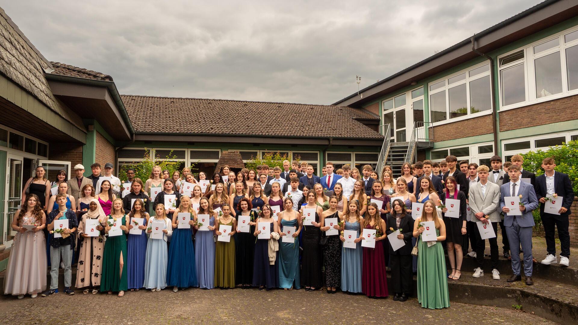 Dieses Foto zeigt die Abschlussschülerinnen und -schüler der 10. Klassen.