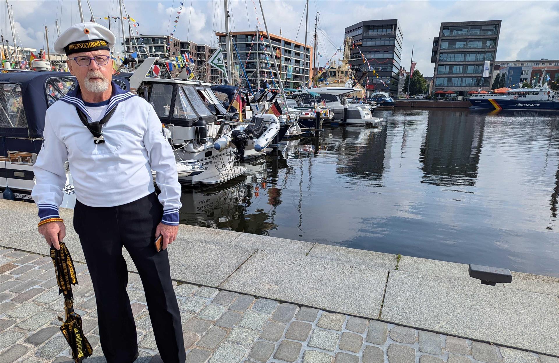 Dieter Koch ist Reservist und in vollem Staat bei den Maritimen Tagen unterwegs.