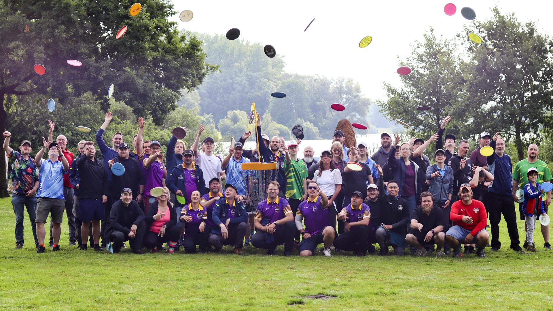 Discgolf am Vörder See: Bei den Mittsommer-Open in Bremervörde gingen insgesamt 50 Starterinnen und Starter teil.