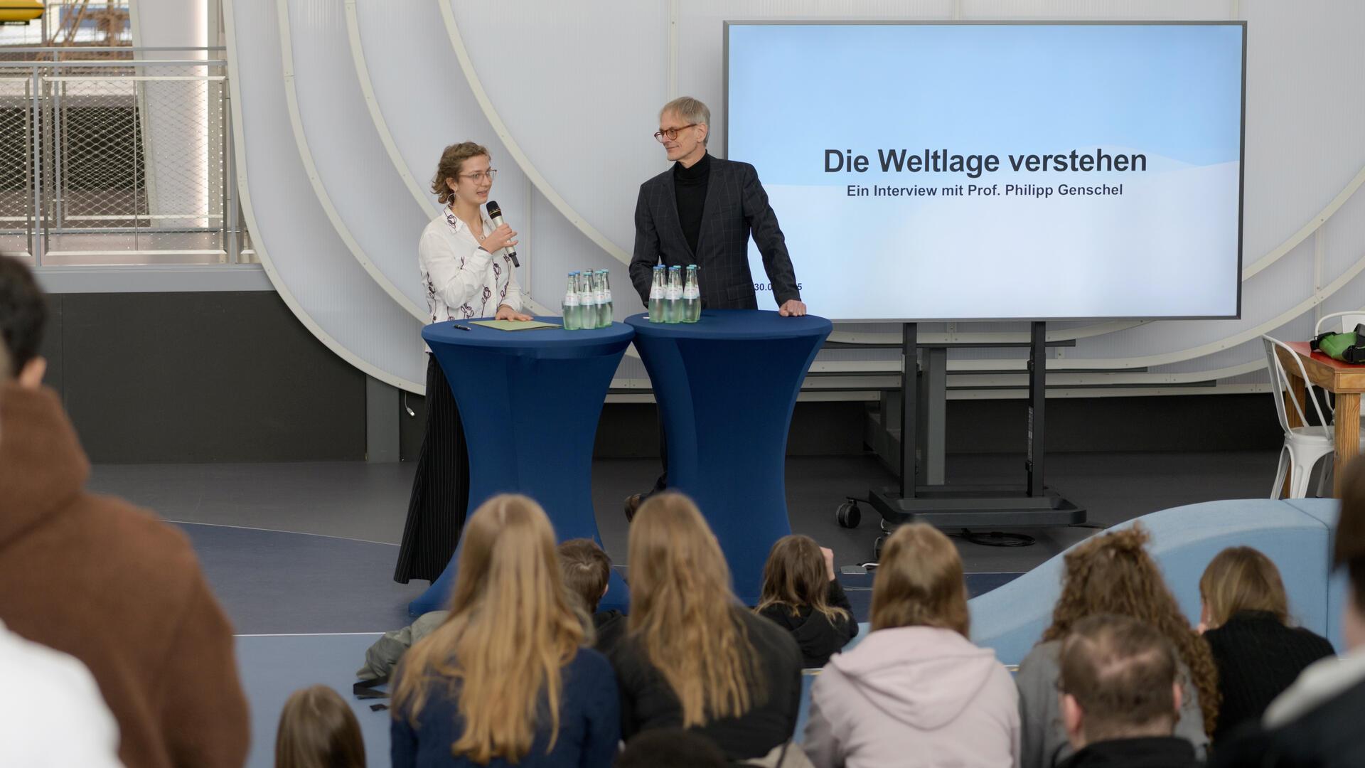 Diskussion zur Weltlage: Franka Siedenburg (17) moderiert das Gespräch mit Prof. Philipp Genschel. Die Geschwister-Scholl-Schüler hatten den Politikwissenschaftler in den Bangert-Bau eingeladen.