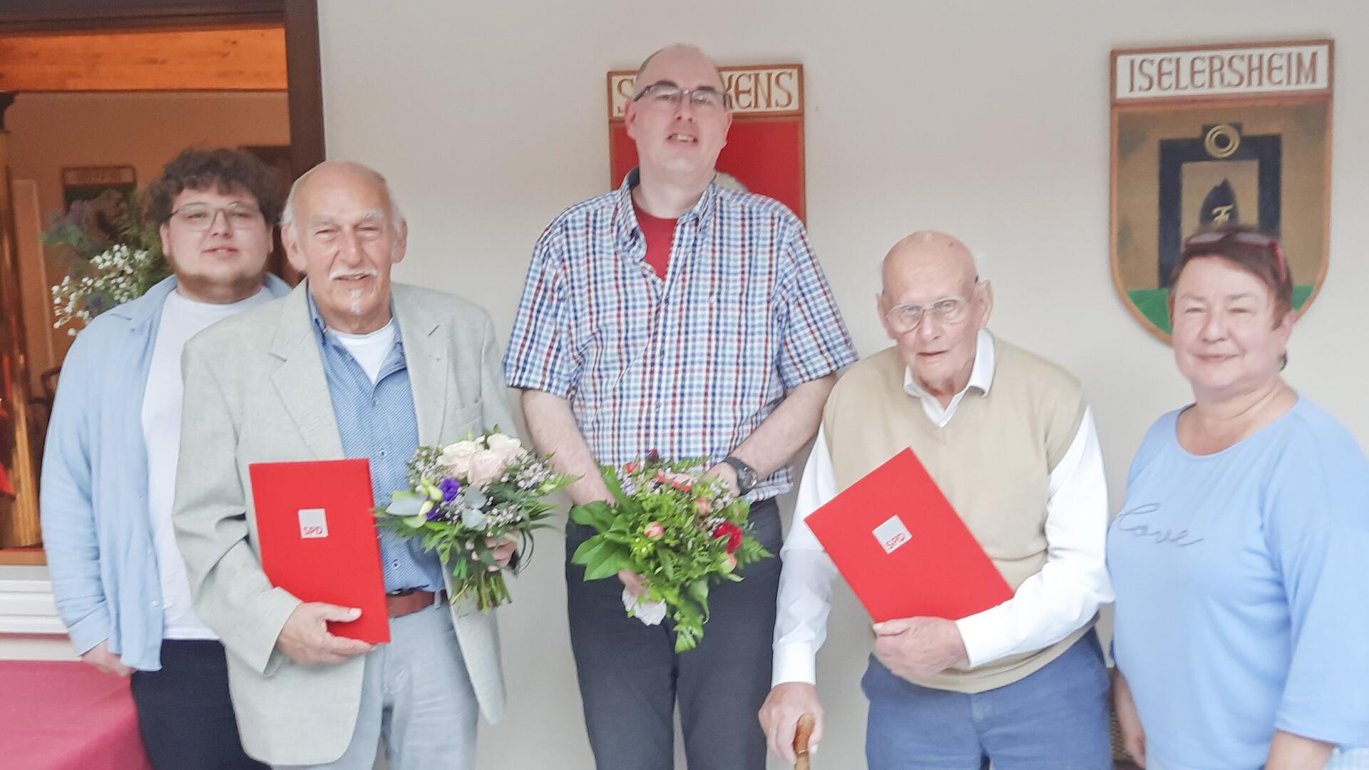 Doris Brandt, Vorsitzende der Bremervörder SPD, und ihr Stellvertreter Lukas Hinz (links) mit den geehrten langjährigen Sozialdemokraten Heinrich Tiedemann (von links), Carsten Oetjen und Willi Voss.