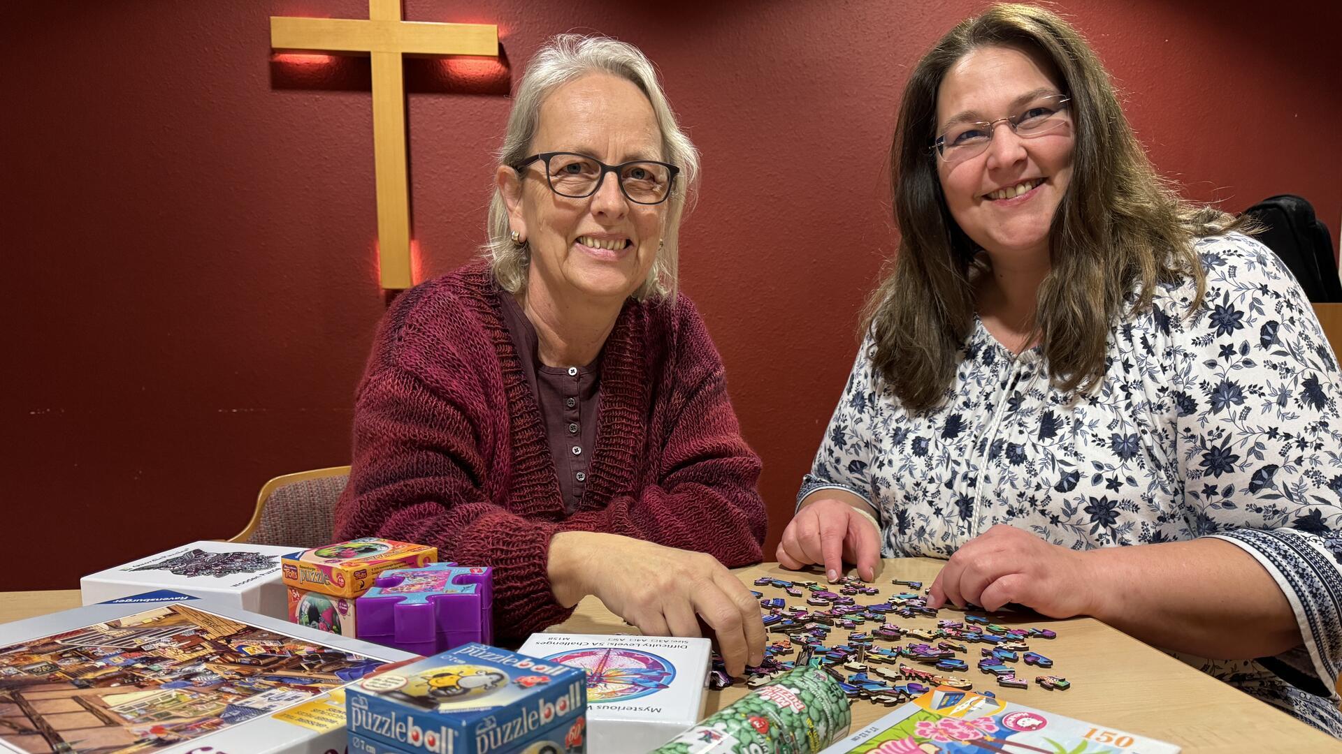 Doris Heitmann (links) und Rebekka Holsten sind leidenschaftliche Puzzle-Fans.