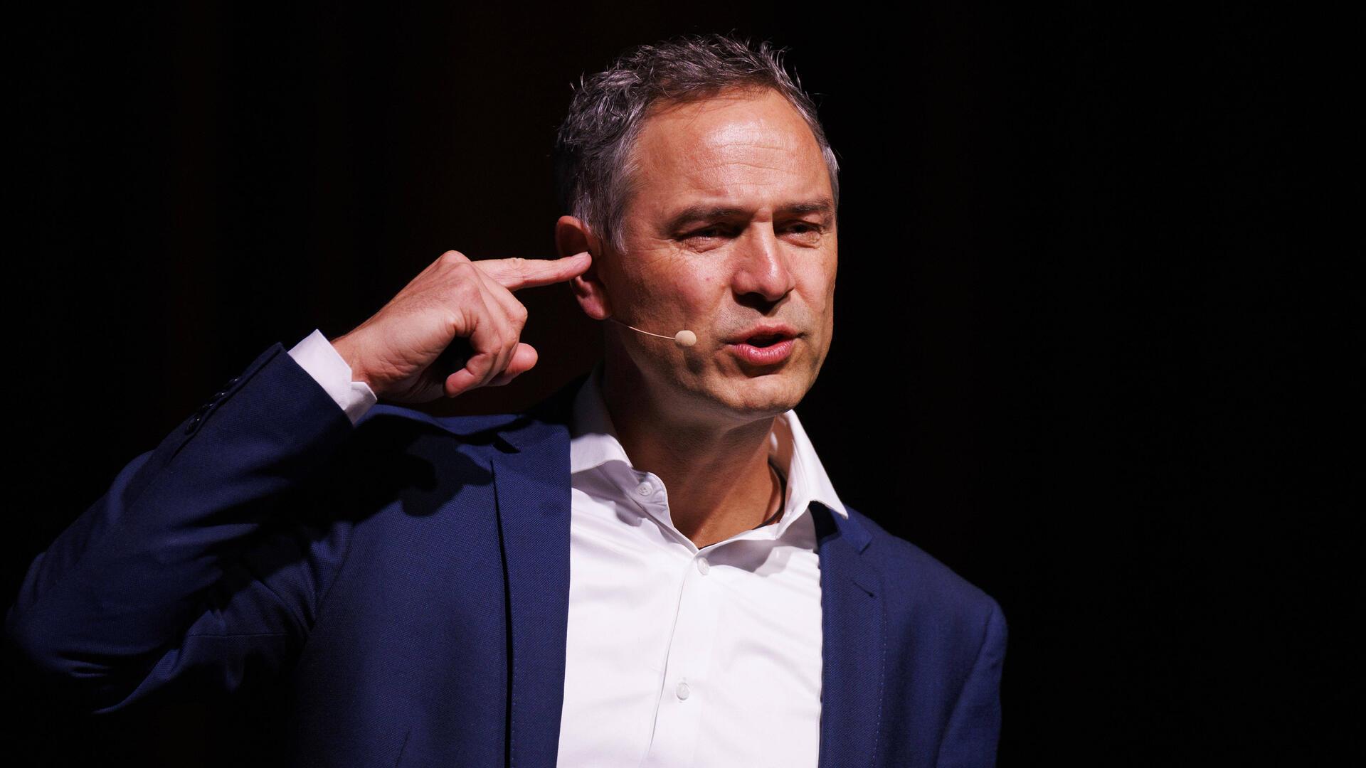 Dr. Daniele Ganser bei seinem Vortrag in der Dortmunder Westfalenhalle im März 2023. Die Stadt musste nach einem Gerichtsurteil den Auftritt zulassen.