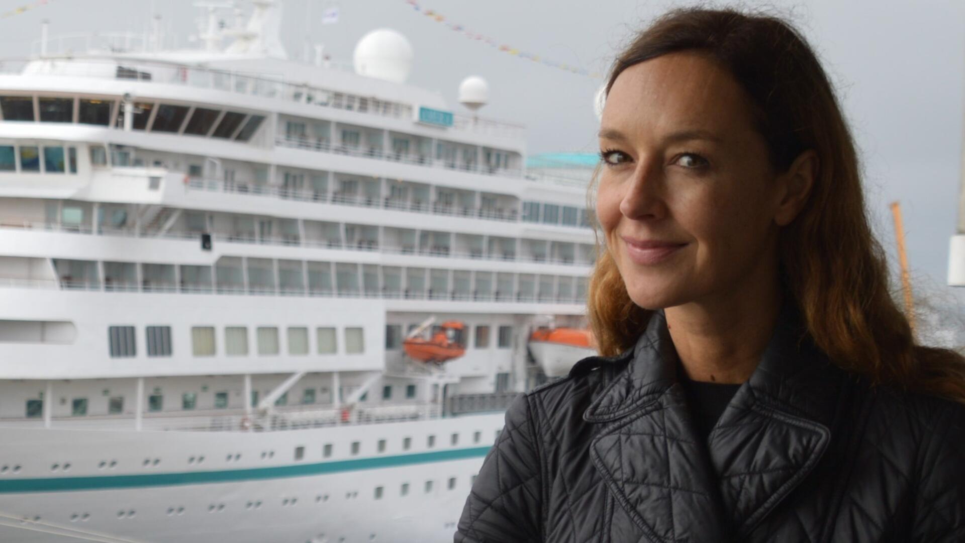 Dr. Katharina Bothe vor einem Kreuzfahrtschiff in Bremerhaven.