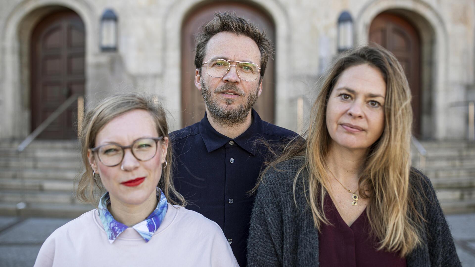 Dramaturgin Justine Wiechmann (von links), Regisseur Tim Egloff und Kostümbildnerin Mascha Schubert wollen das Stück „Ein Blick von der Brücke“ von Arthur Miller in seiner Entstehungszeit belassen.