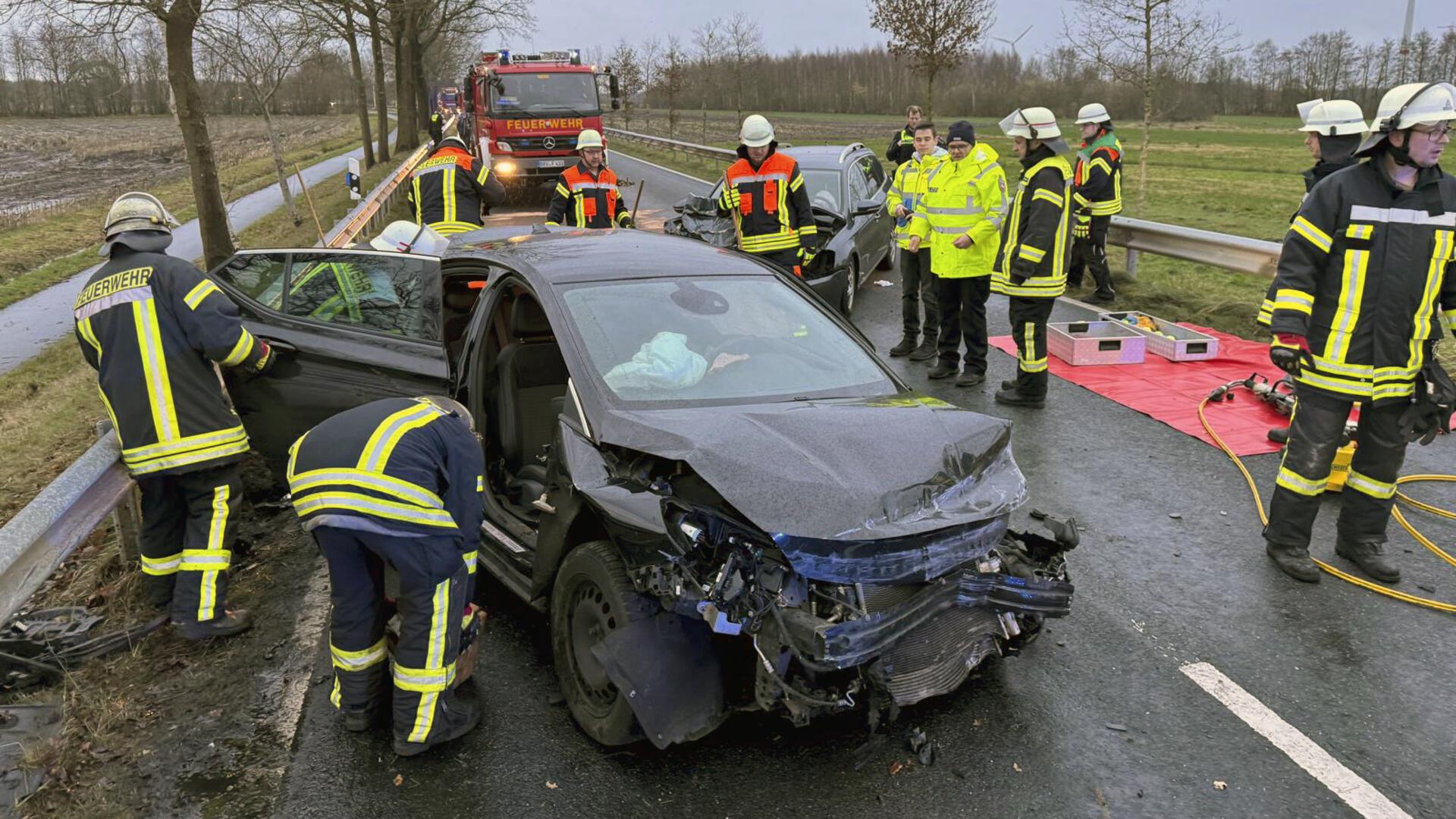 Drei Autos waren an dem Verkehrsunfall auf der Umgehungsstraße zwischen Bremervörde-Engeo und Bevern (K102) beteiligt. Vier Fahrzeuginsassen wurden teils schwer verletzt.