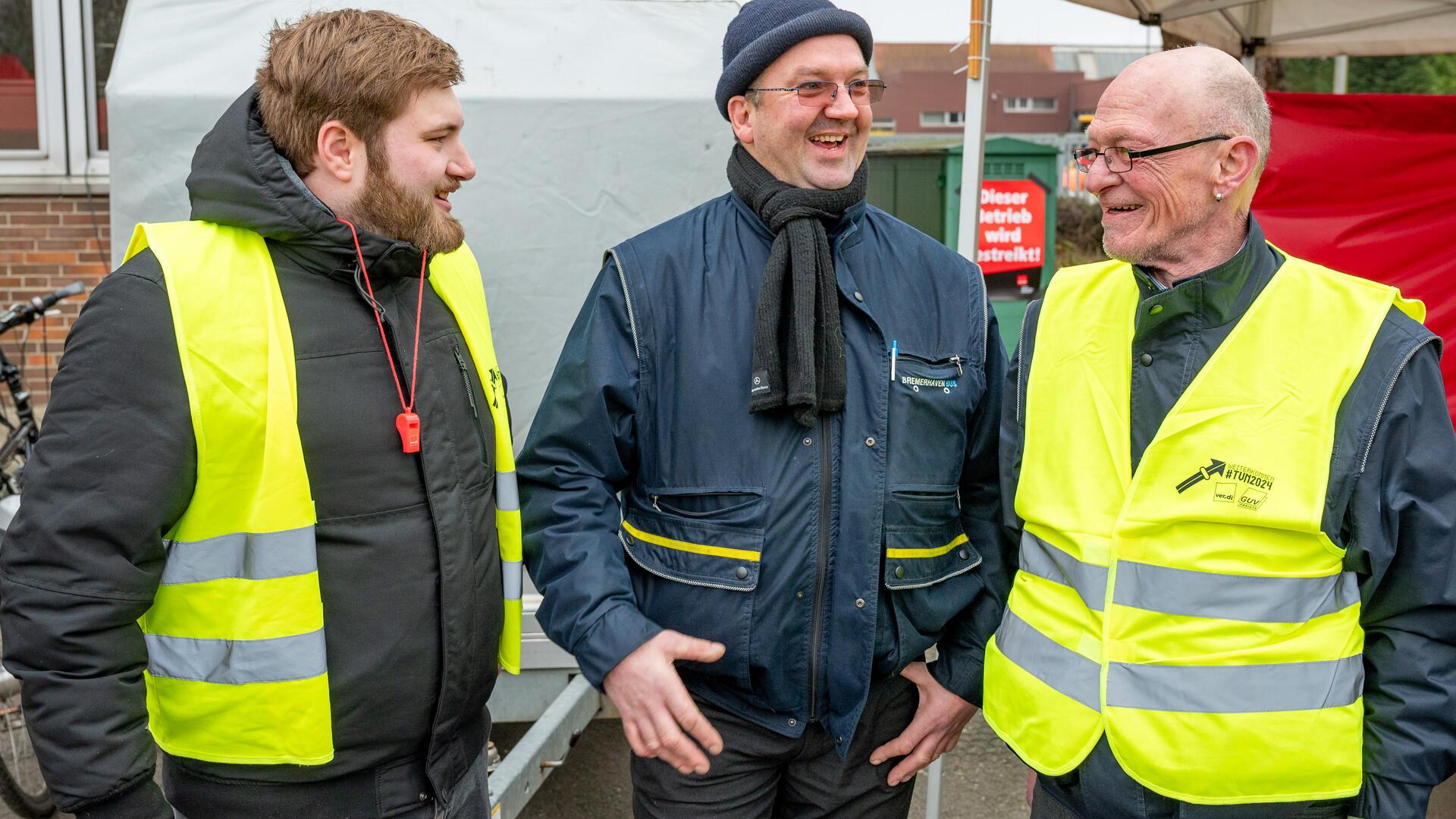 Drei Generationen Busfahrer in Bremerhaven. Gemeinsam streiken sie für bessere Arbeitsbedingungen: Maurice Türk (27), Mirco Kossak (45) und Winfried Bethke (62).