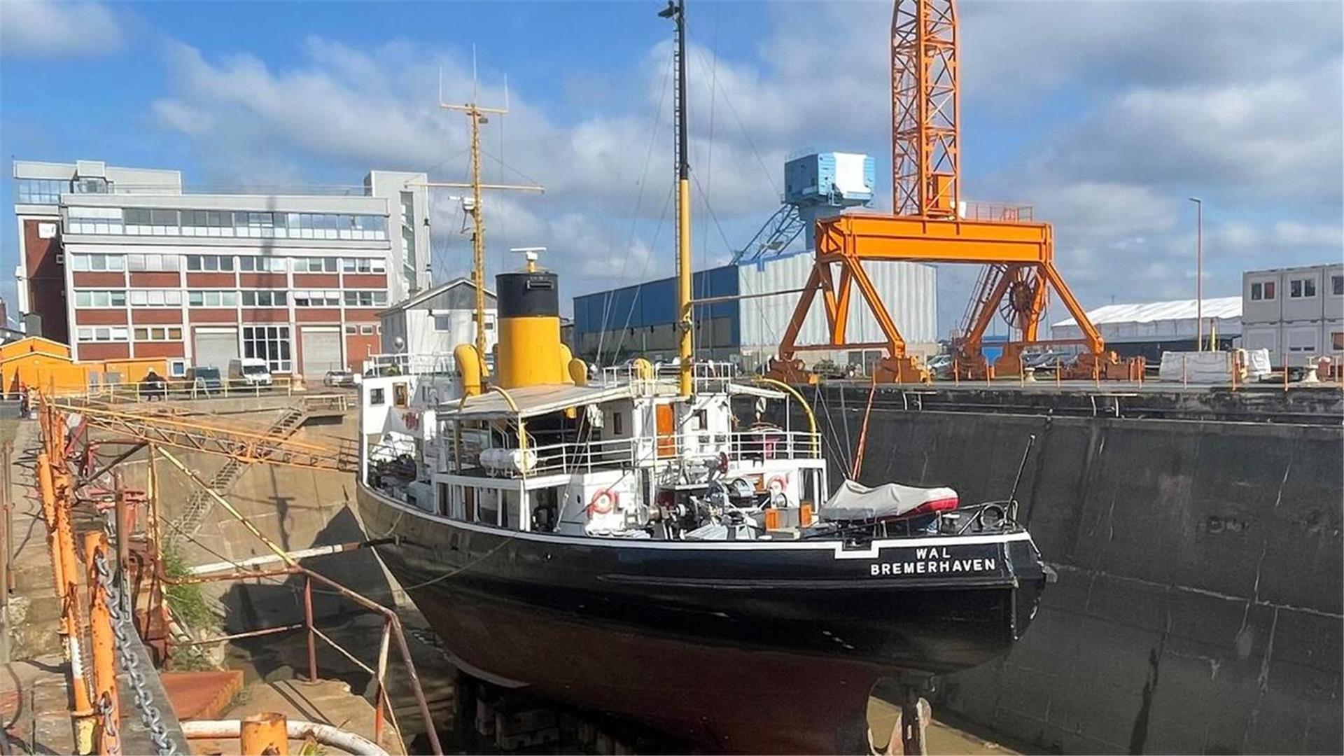 Drei Wochen stand sie auf dem Trockenen, jetzt schwimmt sie wieder: die „Wal“, hier im Kaiserdock 1 der Lloyd Werft.