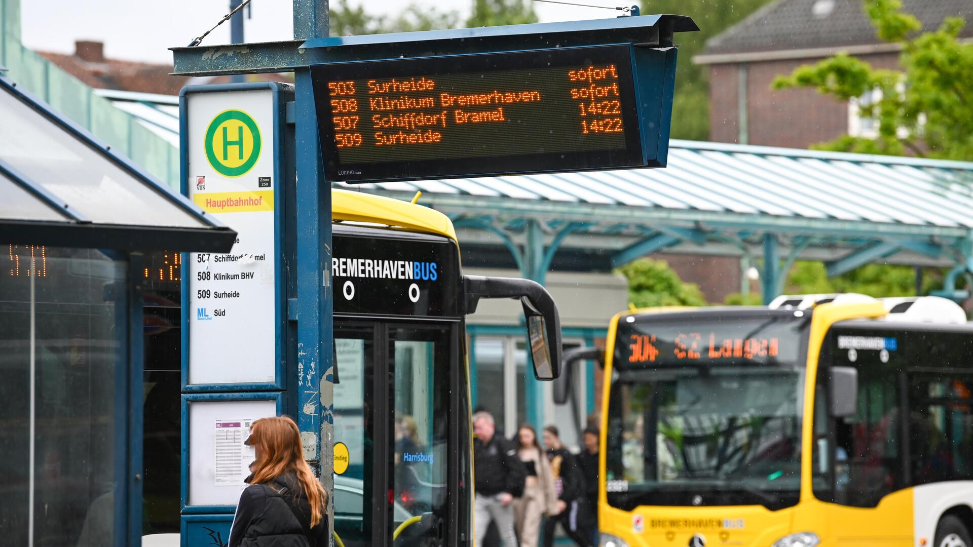 Bus und Menschen.