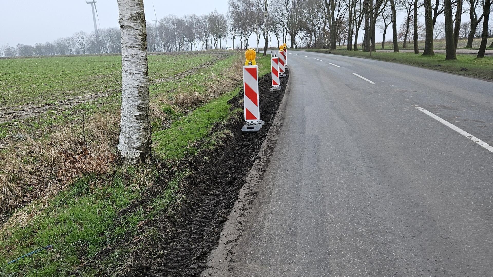 Durch den Lkw-Verkehr sind tiefe Spurrillen neben der K 48 entstanden. Diese sollen am Sonnabend repariert werden.