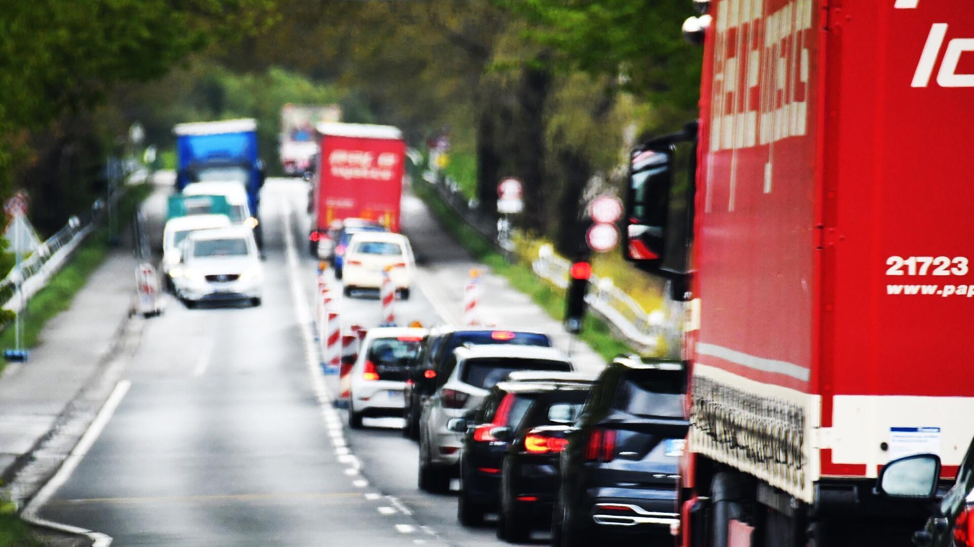 eine lange Autoschlange