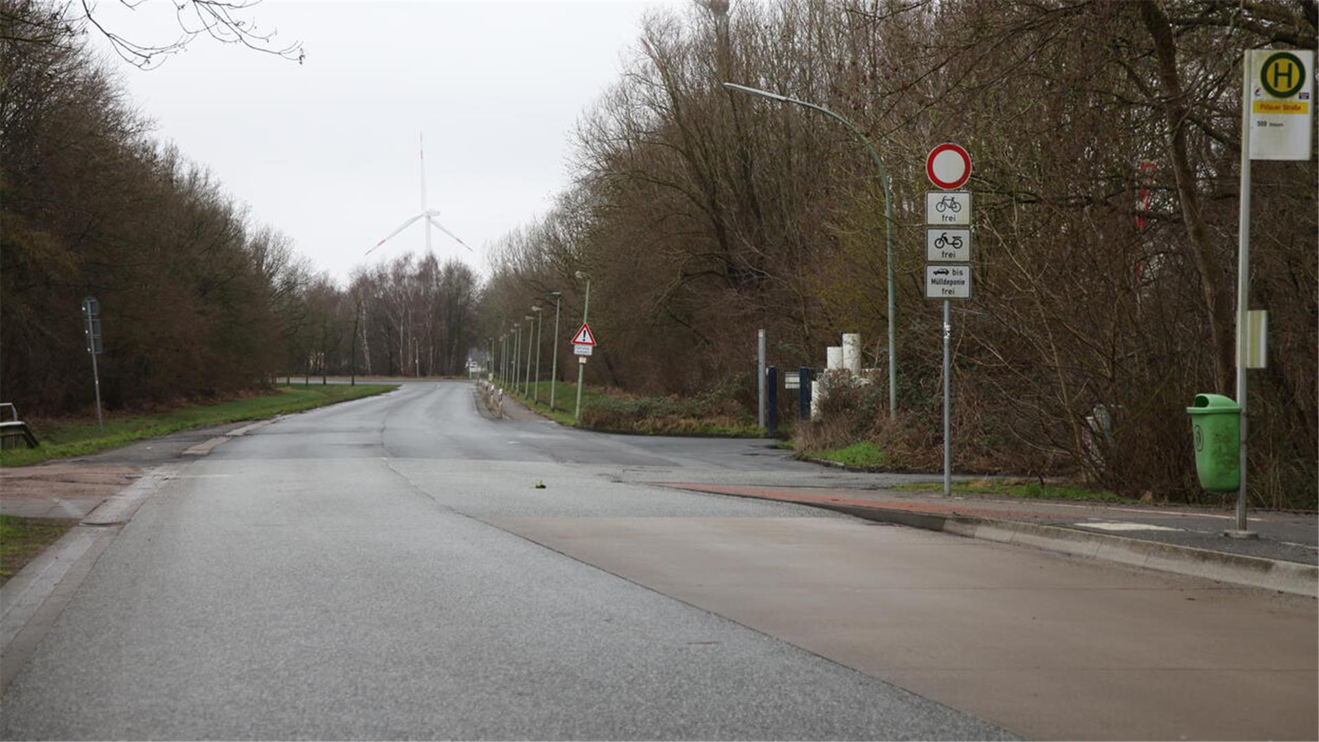 Durchfahrt nach Weddewarden verboten: Die Wurster Straße auf Höhe der Deponie. 