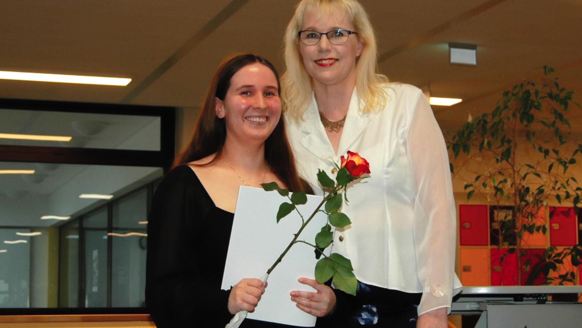 Durchschnittsnote 1,5: Jahrgangsbeste Natalie Rötterer mit ihrer Tutorin Imke Evers (rechts).