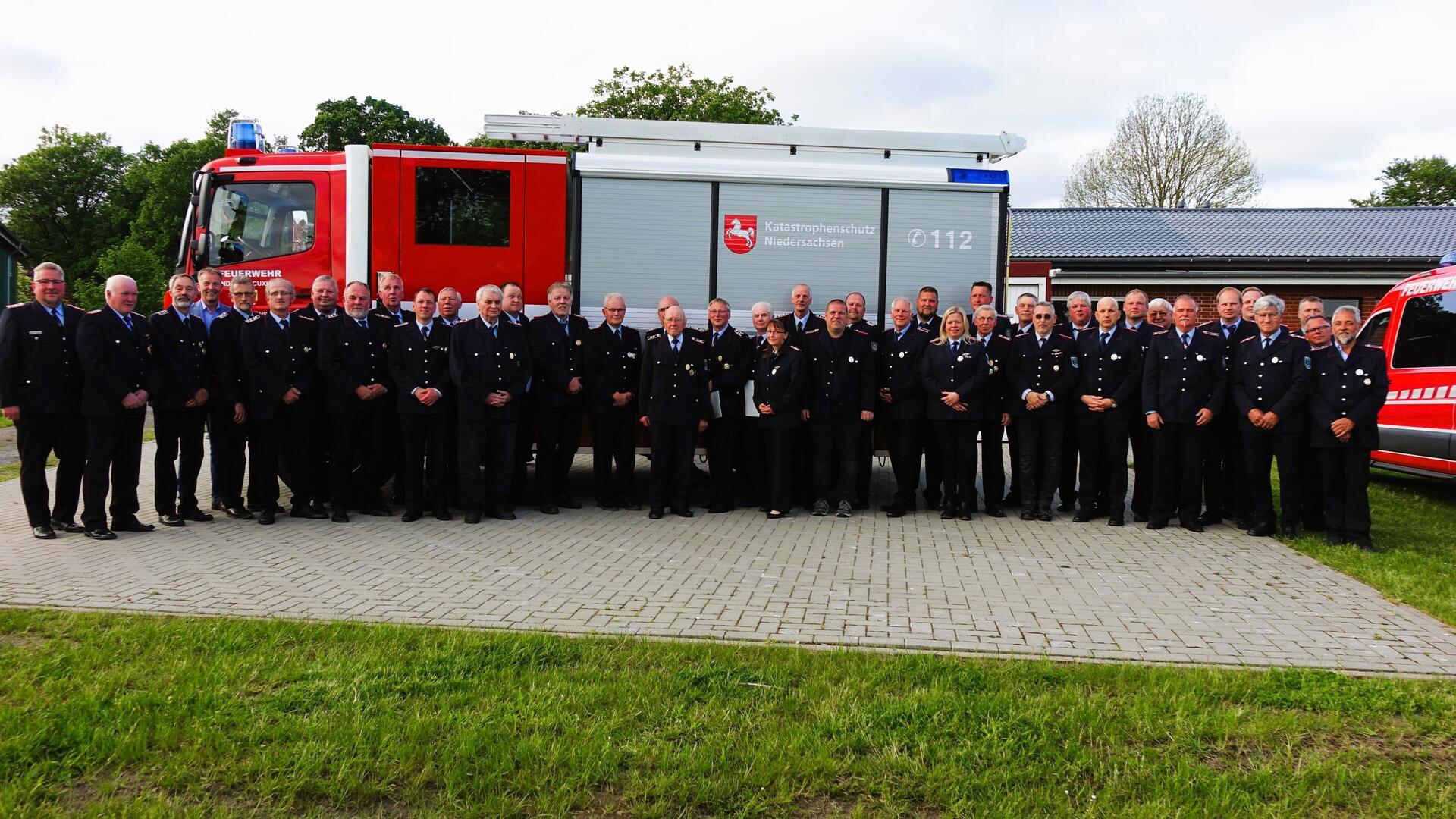 Ehre, wem Ehre gebührt: Die Kameradinnen und Kameraden der Freiwilligen Feuerwehren der Gemeinde Beverstedt vor dem neuen Löschgruppenfahrzeug für den Katastrophenschutz.