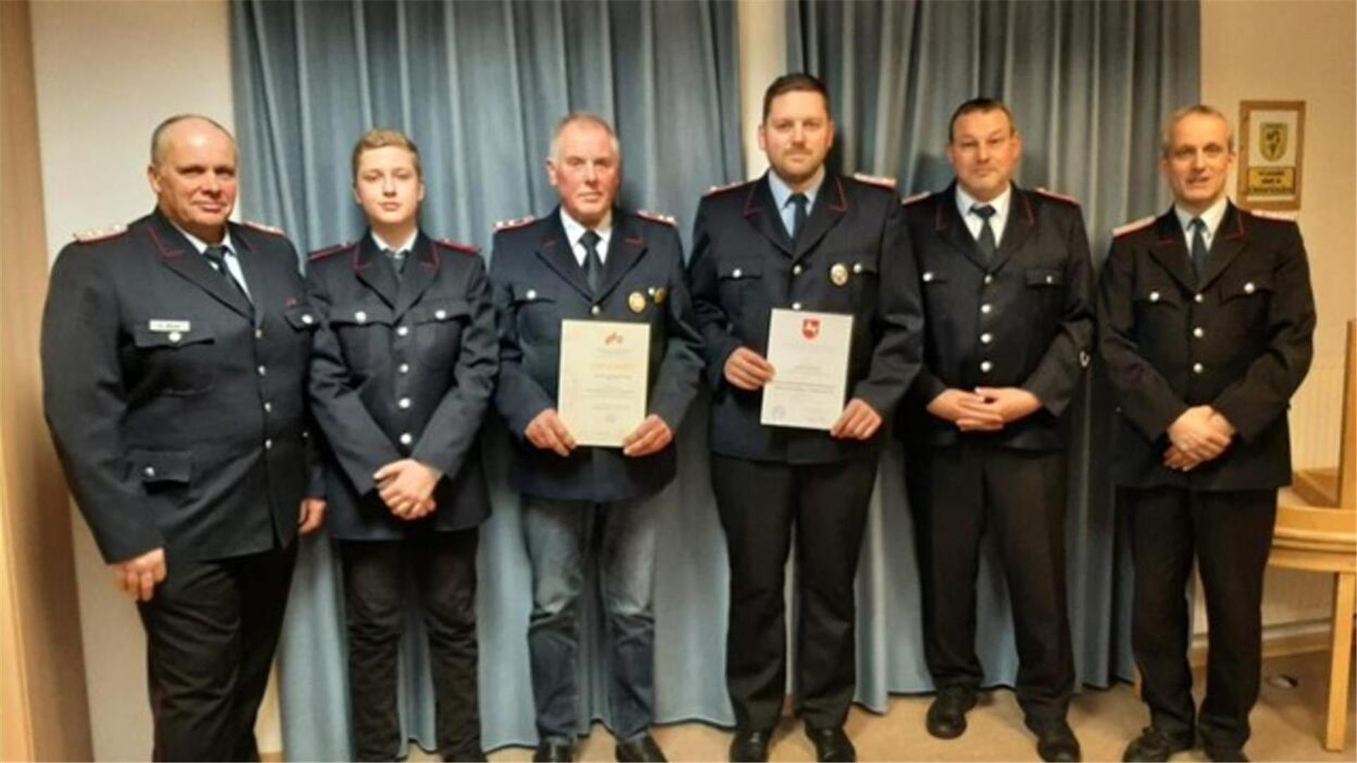 Ehrungen und Beförderungen mit (von links) dem stellvertretenden Gemeindebrandmeister Adrian Nötzel, Piet Rugen, Hans-Hermann Lünzmann, Marco Sievers, Ortsbrandmeister Ingo Pape und dessen Stellvertreter Lars Rugen.