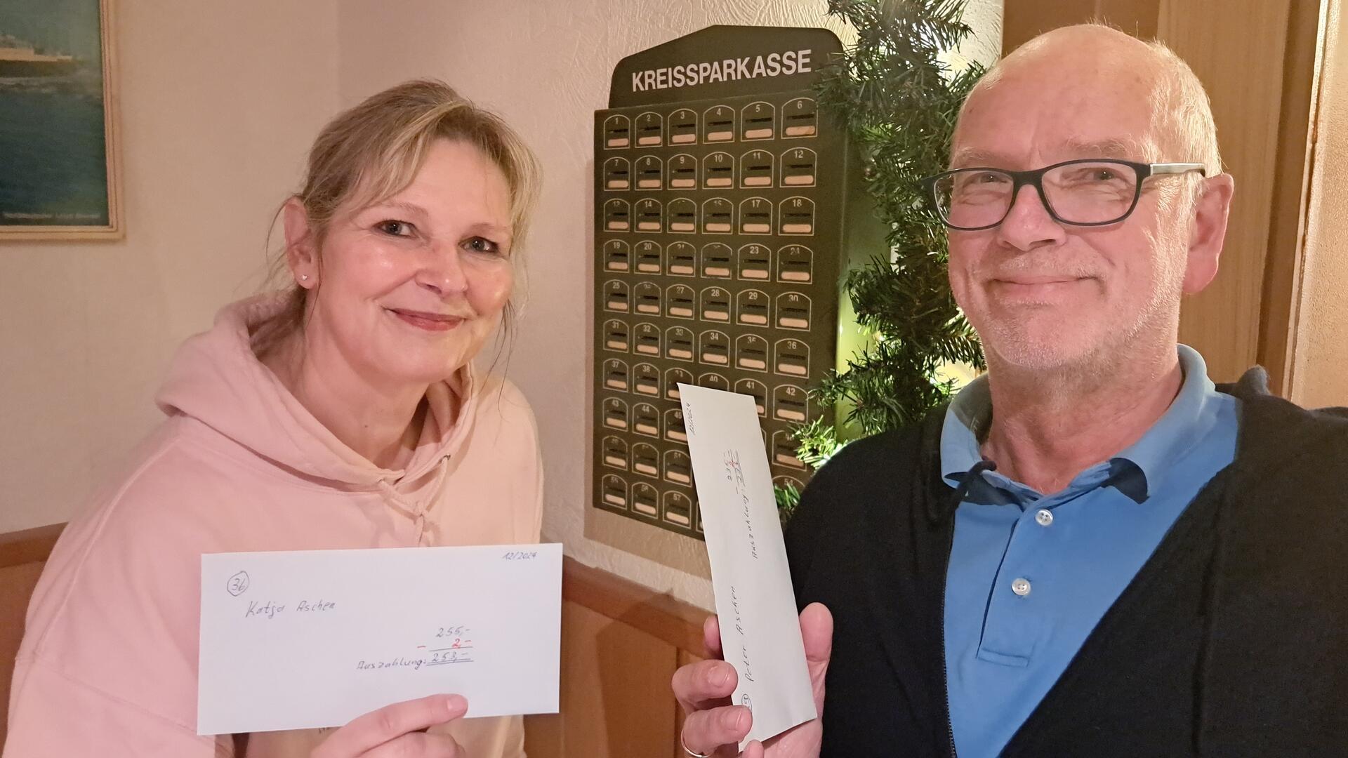 Eifrige Mitglieder in Mensings Sparclub: Katja und Peter Aschen aus Rechtenfleth.