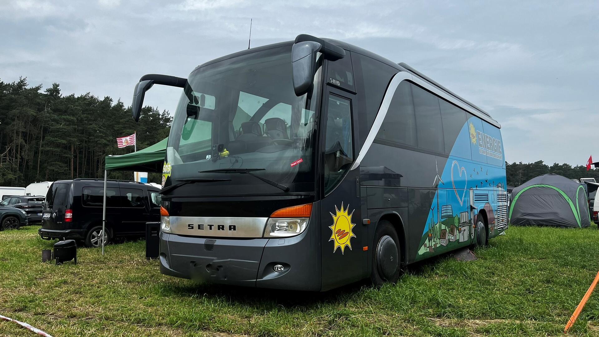 Ein Bus auf einem Festivalplatz. 