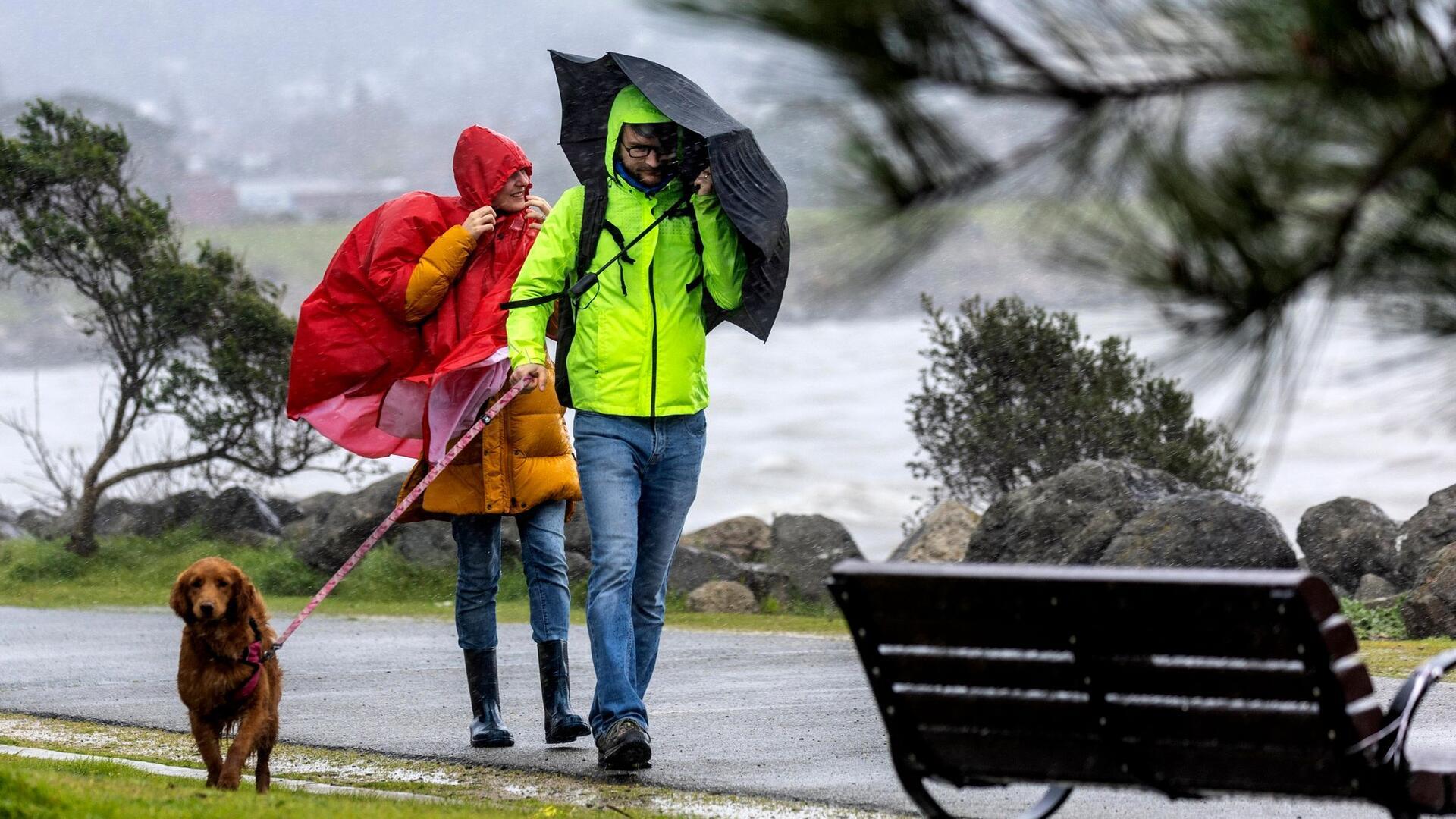 Eigentlich ist Kalifornien für sein sonniges Wetter bekannt. Derzeit wird der US-Bundesstaat aber von ungewöhnlich viel Regen und Wind heimgesucht. In vielen Teilen wird vor Hochwasser gewarnt, besonders stark ist Südkalifornien betroffen.