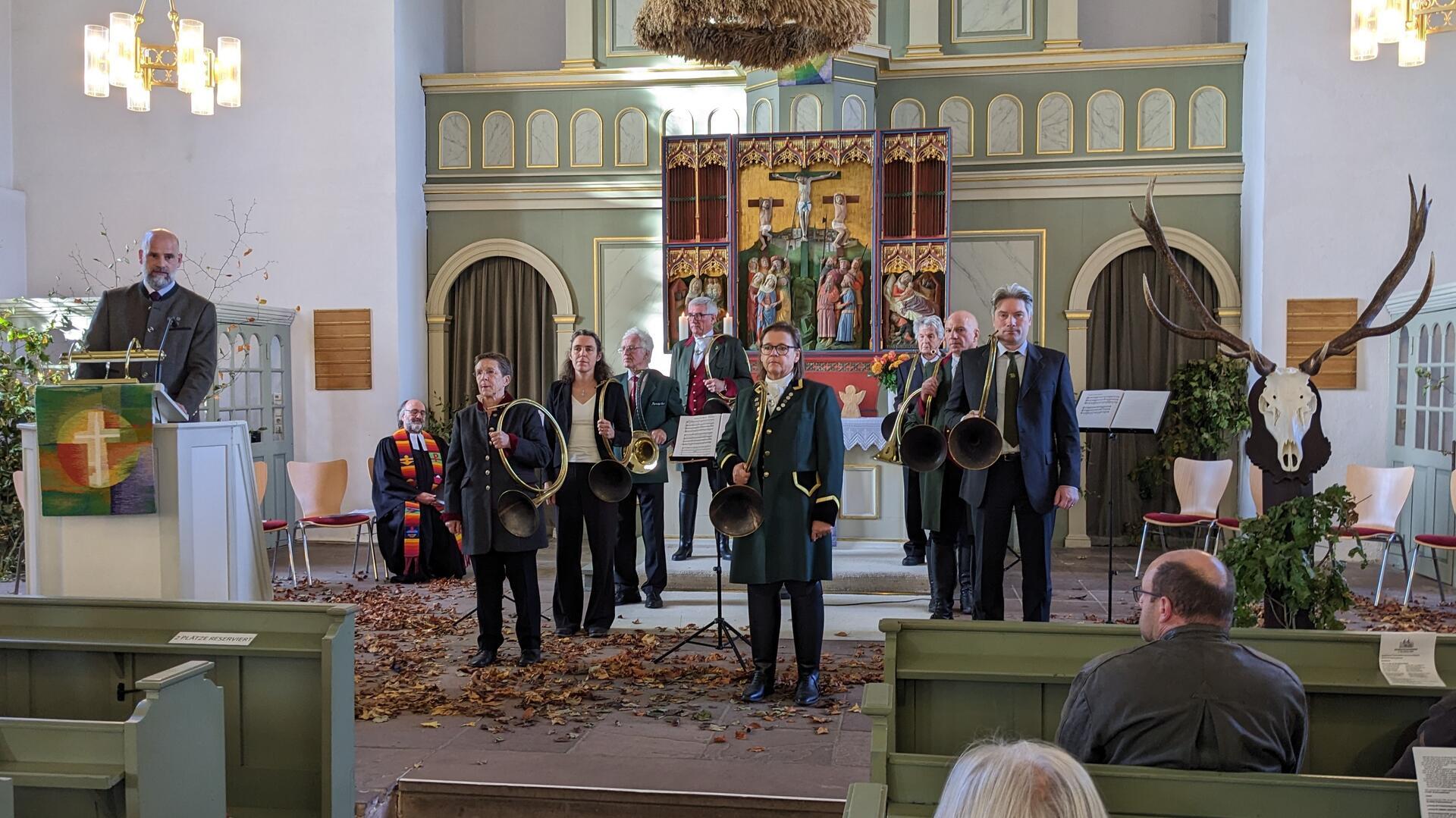 Eike Lindau (l.) stellt den Heiligen Hubertus als Schutzpatron der Jagd vor. Die Hubertusmesse in der Beverstedter Kirche wurde von Pastor Eckhard Bock und den Weser-Elbe Parforcehornbläsern gestaltet.