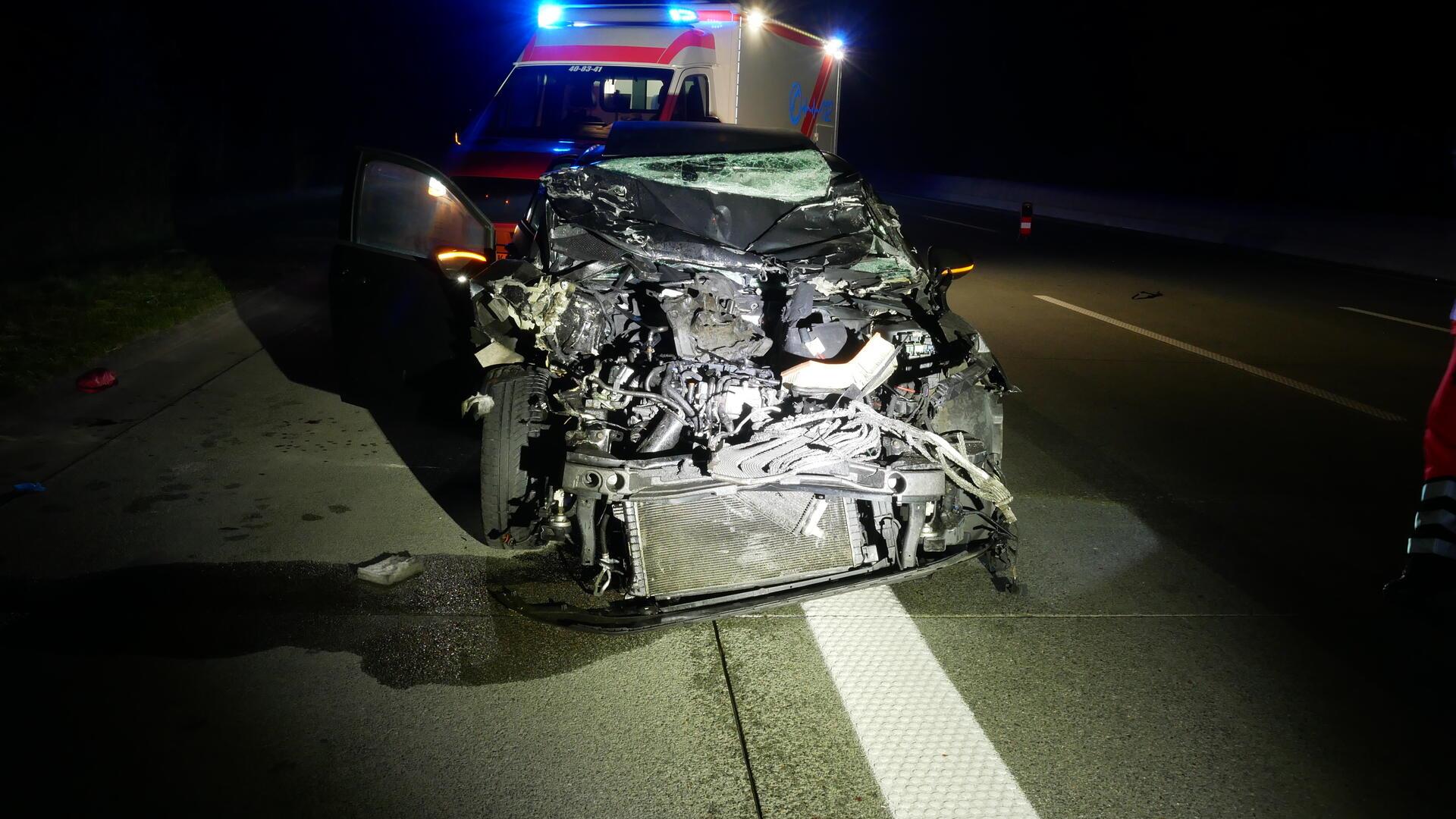 Ein 38-jähriger Golf-Fahrer fuhr bei einem Überholmanöver auf einen Lkw auf. Das Auto wurde völlig zerstört.