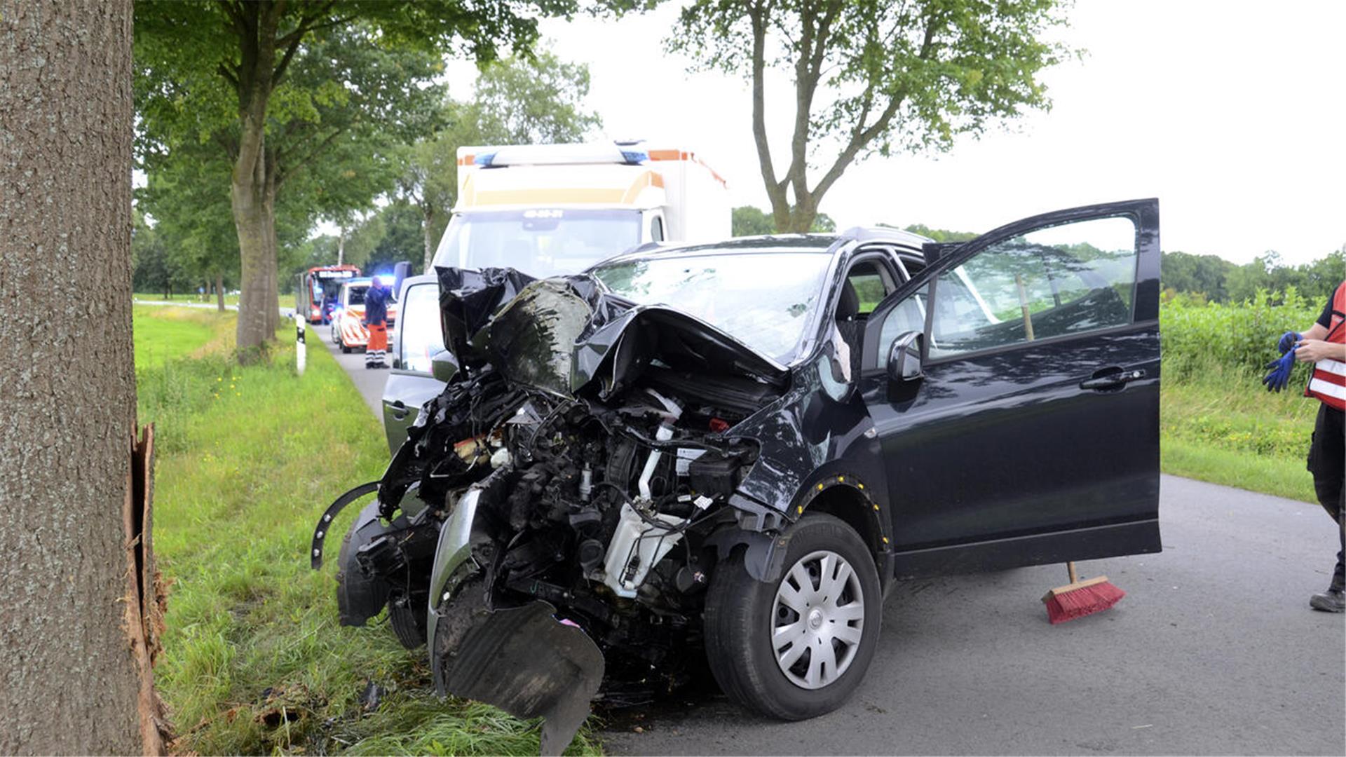 Ein 50-jähriger Karlshöfener kam am Mittwoch bei Deinstedt mit dem Pkw von der Straße ab und kollidierte frontal mit einem Straßenbaum.