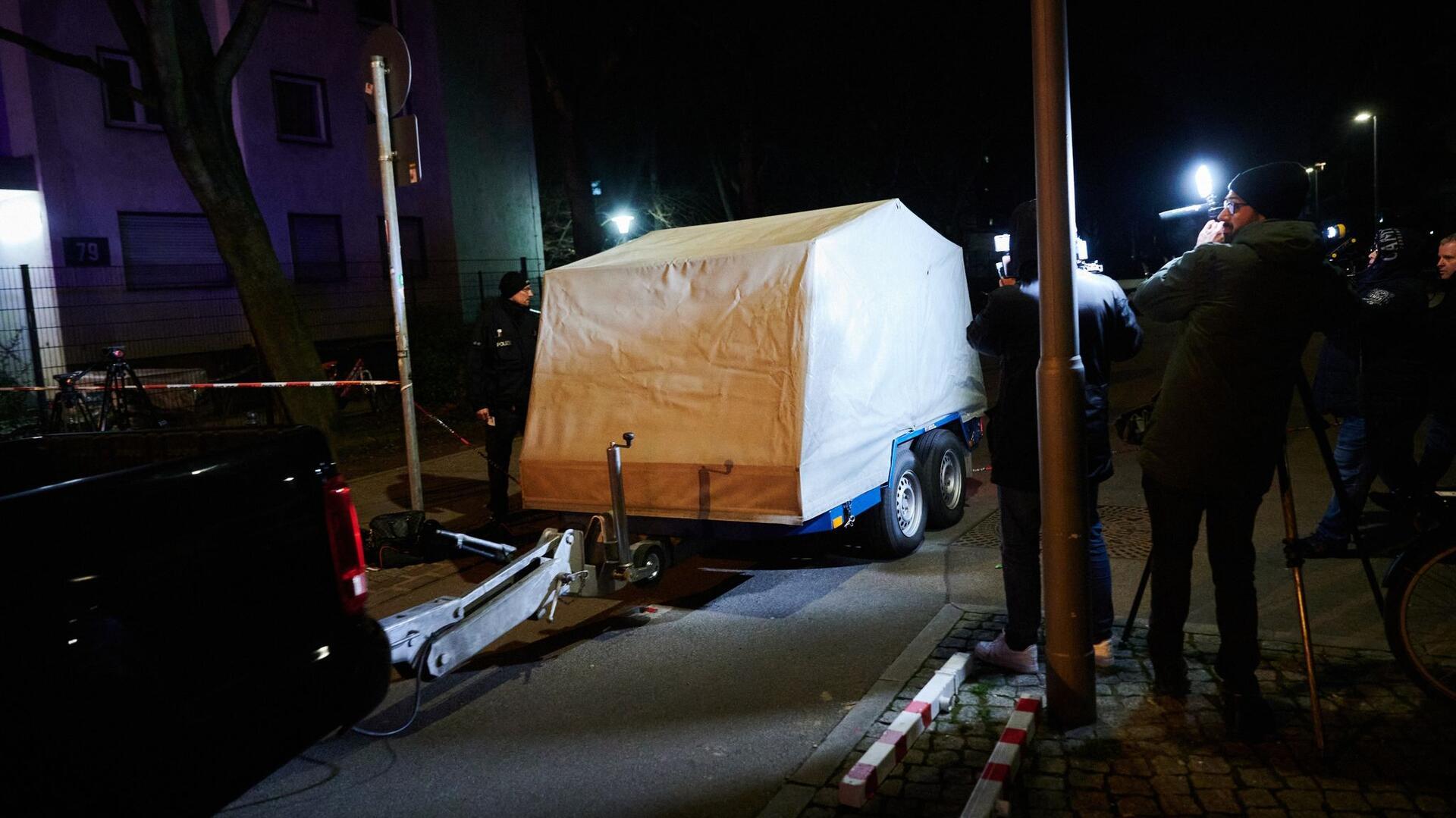 Ein Auto mit dem Spezialanhänger, in welchem sich ein gefährlicher Gegenstand befindet.