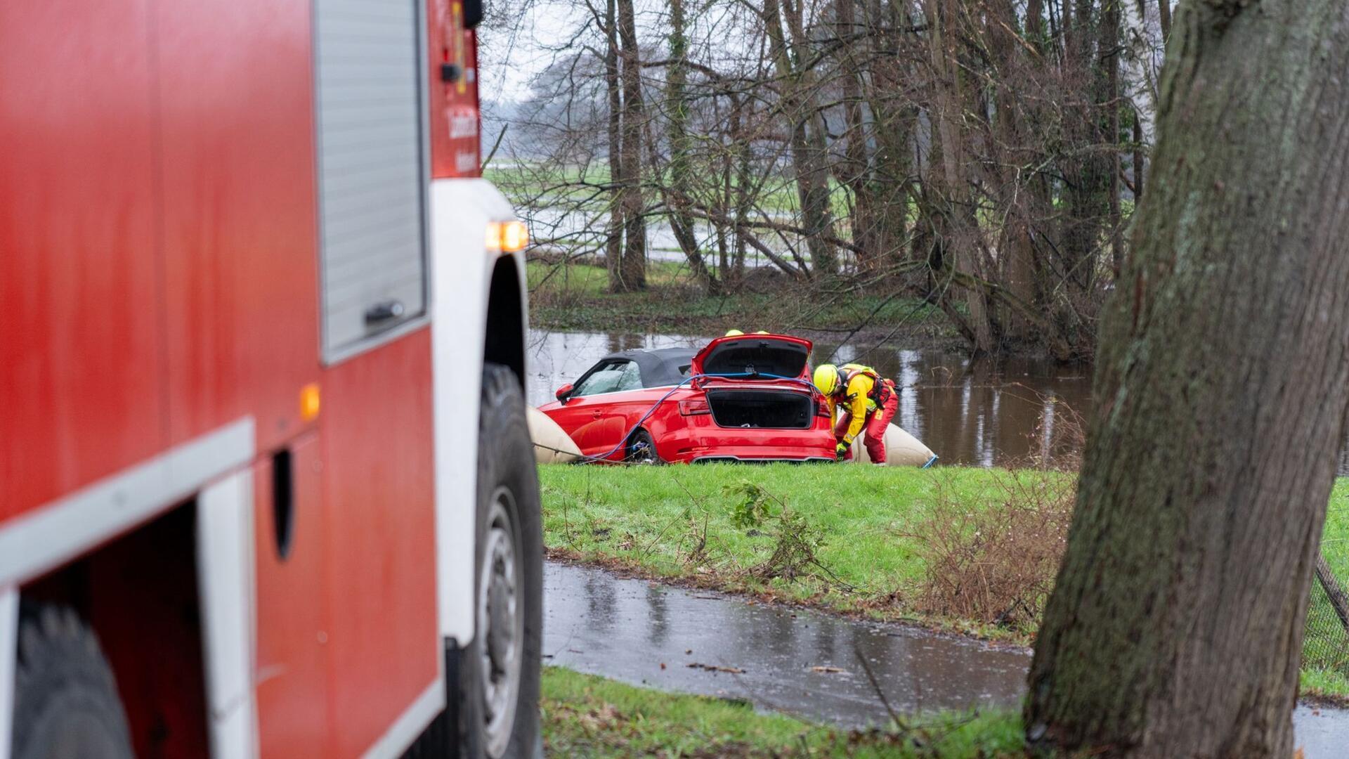 Ein Auto versinkt in Wienhausen im Kreis Celle im Wasser. Die Fahrerin konnte durch das Aufschneiden des Daches gerettet werden.