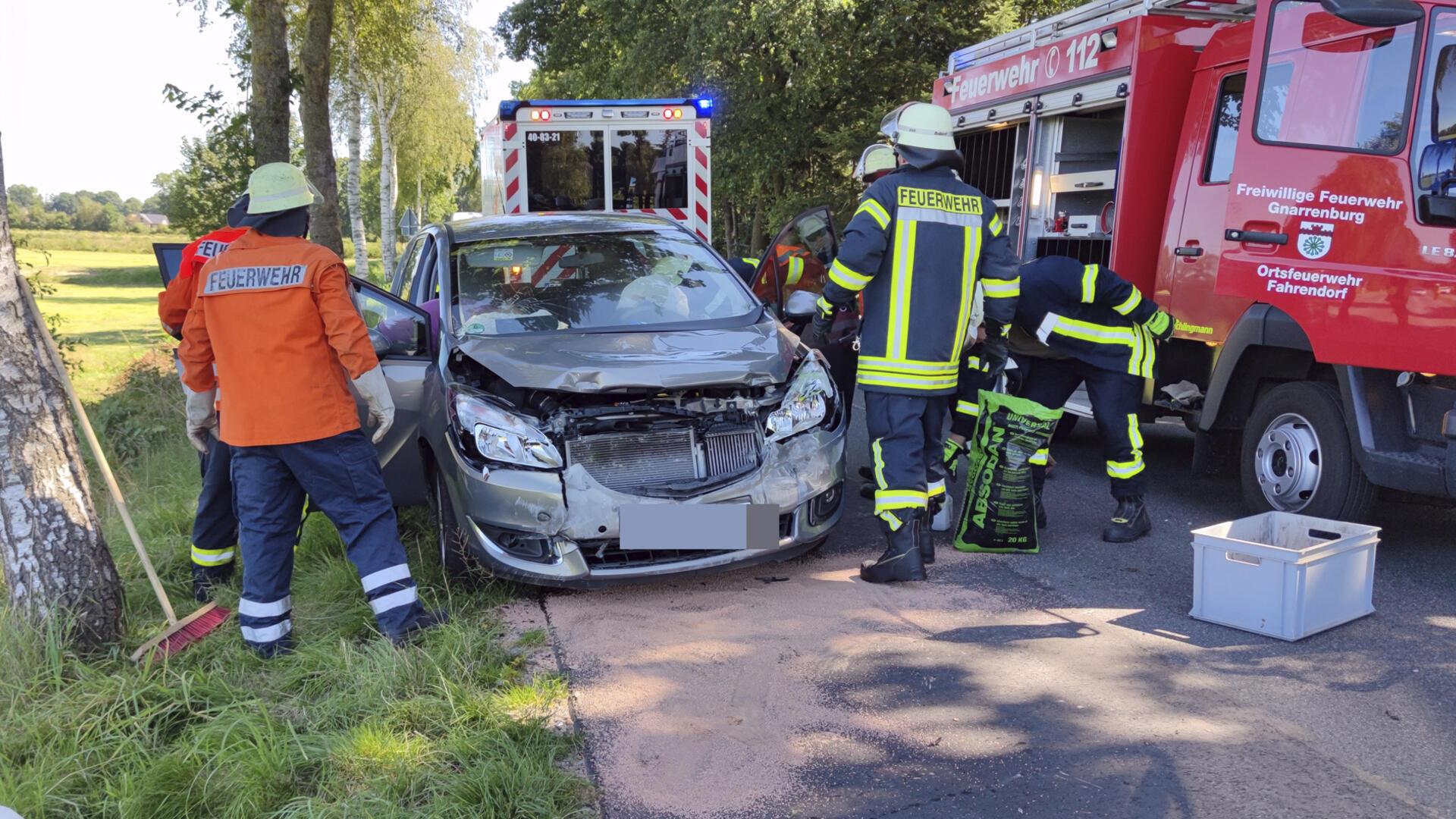 Ein Autofahrer fuhr am Montag auf der K102 auf eine von einem Trecker gezogene Walze auf.