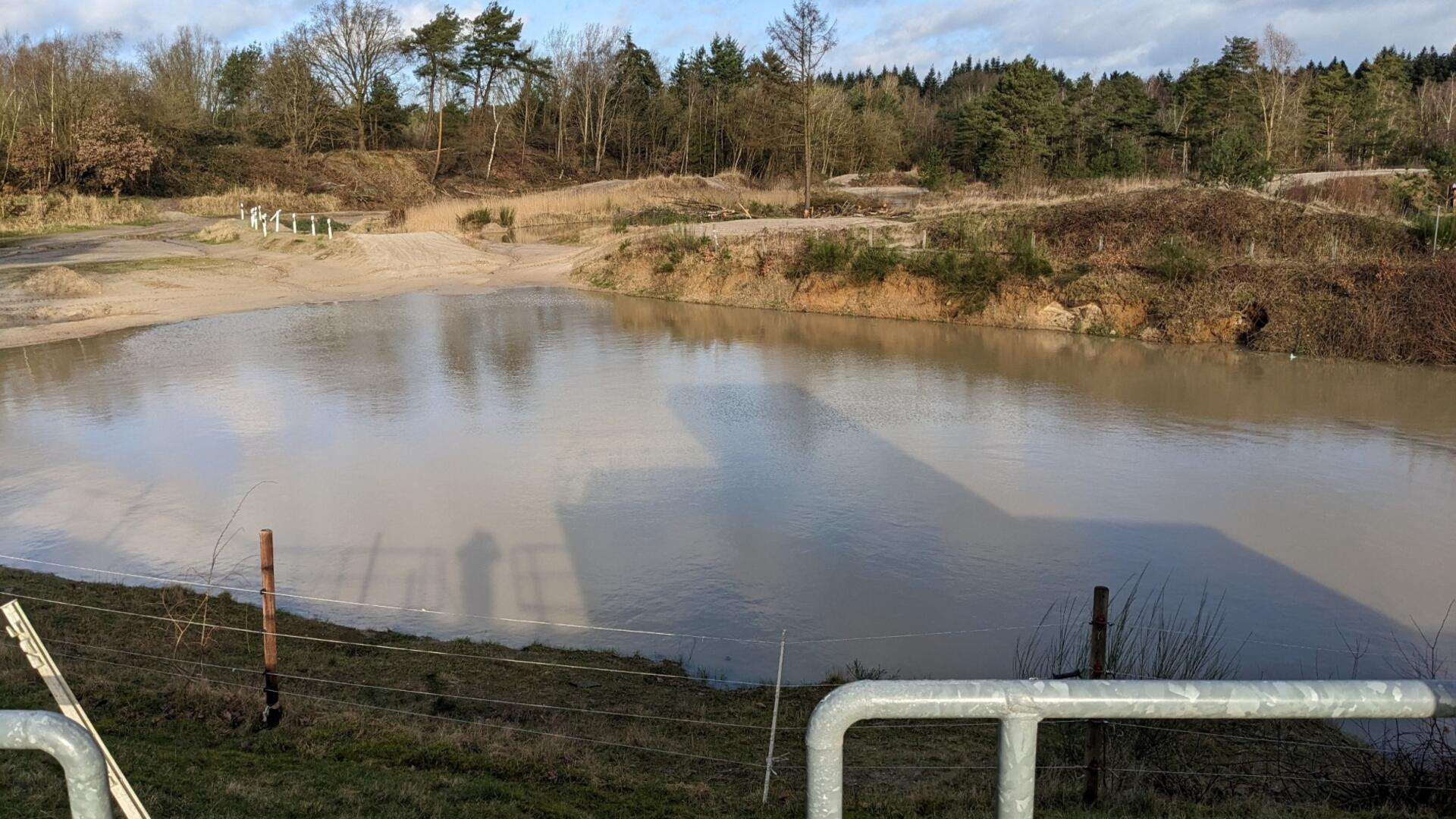 Ein Besuch auf der Naturtribüne offenbart den Blick auf die geplante Abstellfläche für Neuwagen. Auf 30.000 Quadratmetern möchte die WSG Bremen Fahrzeuge abstellen und für den Verkauf vorbereiten. 