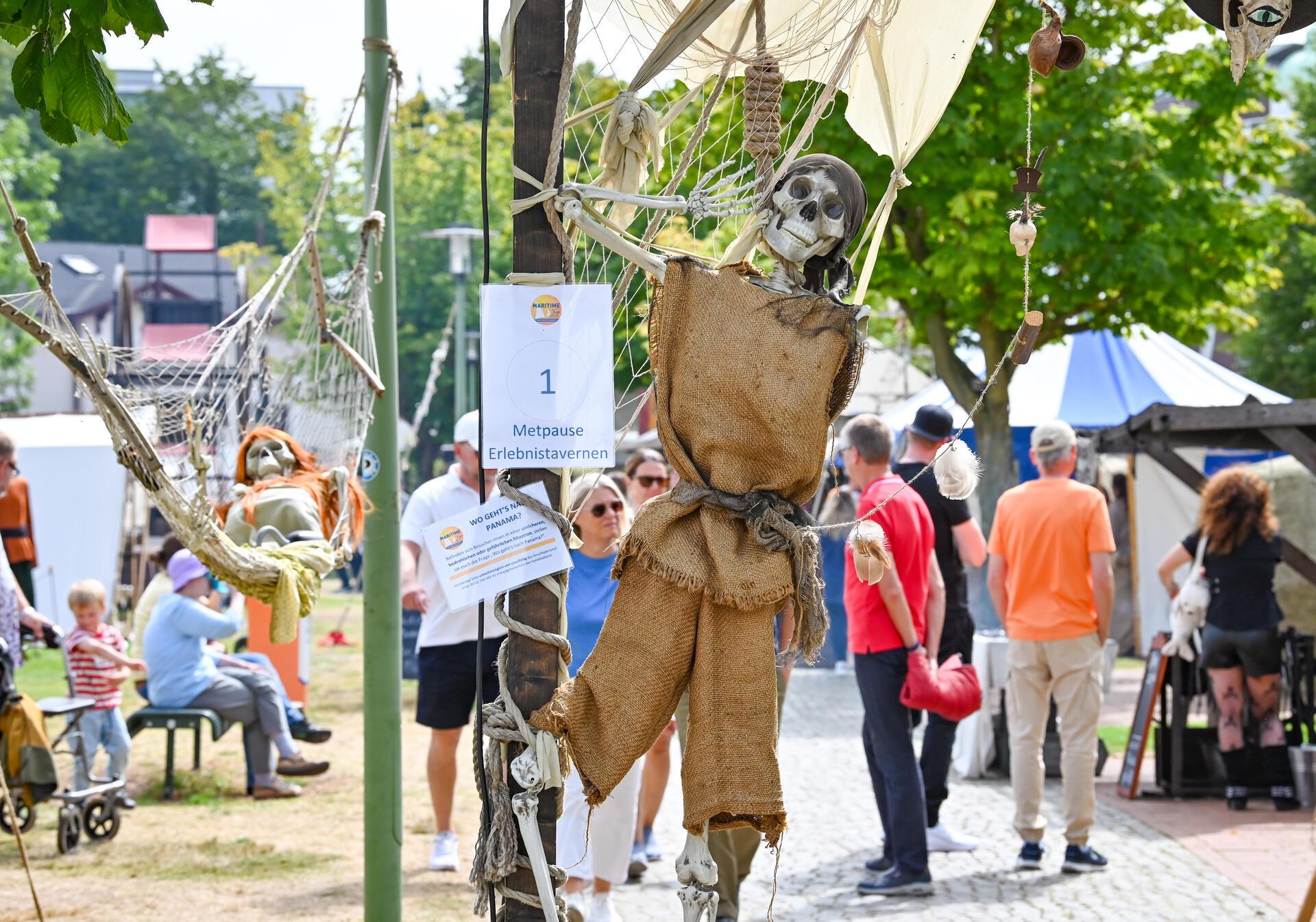 Ein Skelet in Piratenkleidung. 