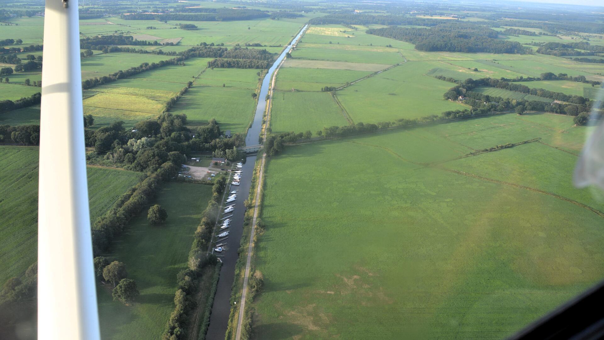 Ein Blick aus dem Ultraleichtflieger auf die Fläche nördlich des Kührstedter Sportboothafens. Auch hier sollen Windräder hochgezogen werden - Alterric plant bis zu elf Anlagen.