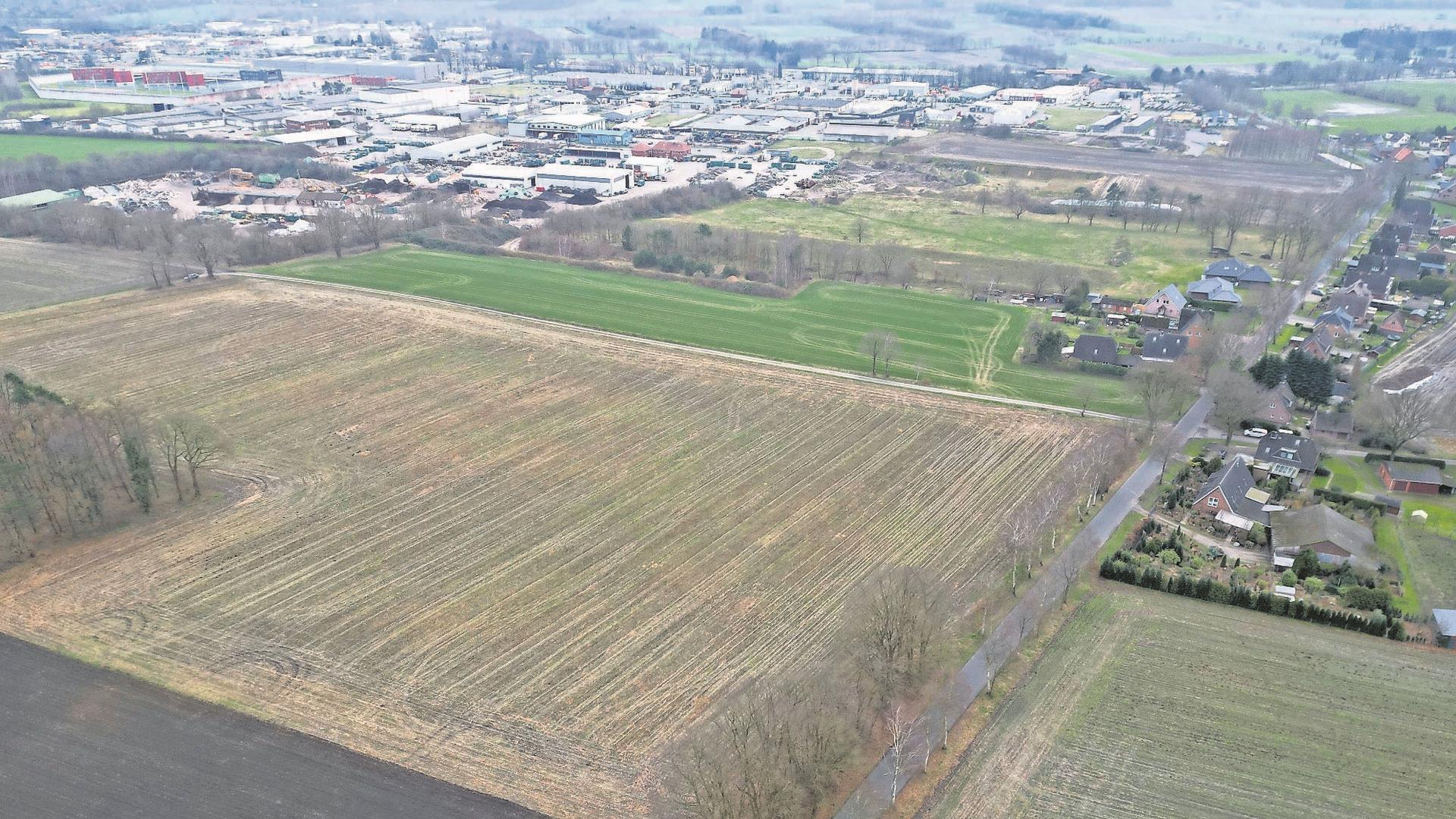 Ein Blick aus der Luft auf die potenzielle Abbaufläche für Sand. Die Anwohner der Mehedorfer Straße (rechts im Bild) fürchten um ihre Lebensqualität. Ob auf der Ackerfläche künftig Sand abgebaut werden kann, hängt von zahlreichen Faktoren ab. 