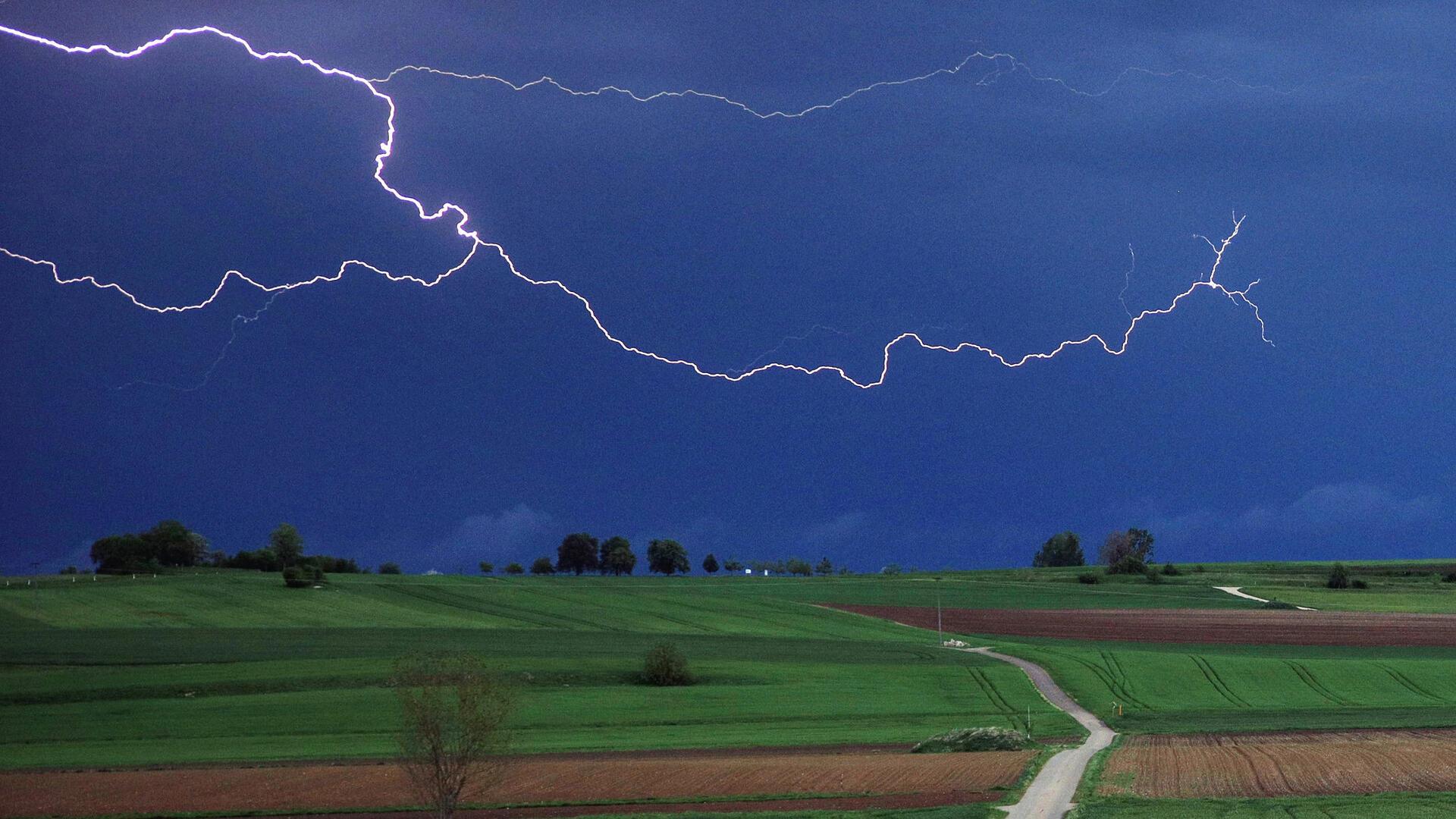 Ein Blitzt zuckt aus einer Gewitterzelle: BZ-Wetterexperte Reinhard Zakrzewski prognostiziert dem Vörder Land einen Unwettersommer.