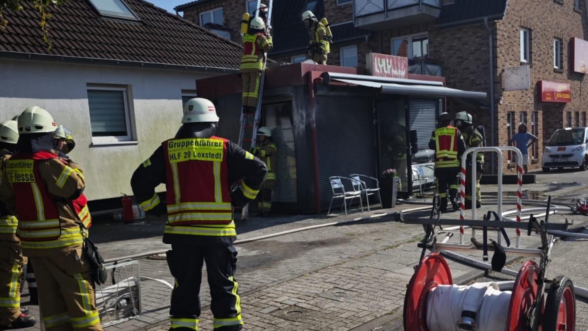 Ein Brand im Küchenbereich zerstörte am Sonntagmittag den Verkaufscontainer eines Imbisses in Loxstedt.