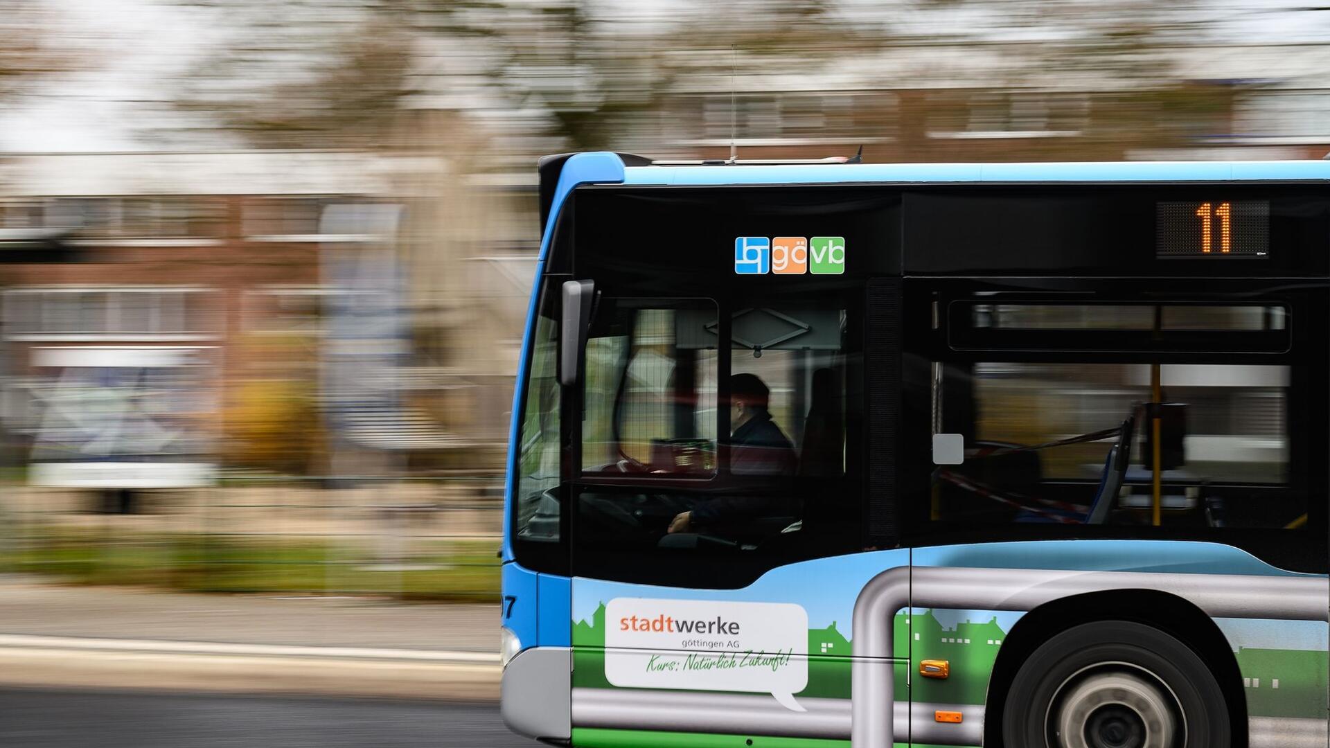 Ein Bus der Göttinger Verkehrsbetriebe (GöVB) ist auf dem Holtenser Berg unterwegs.