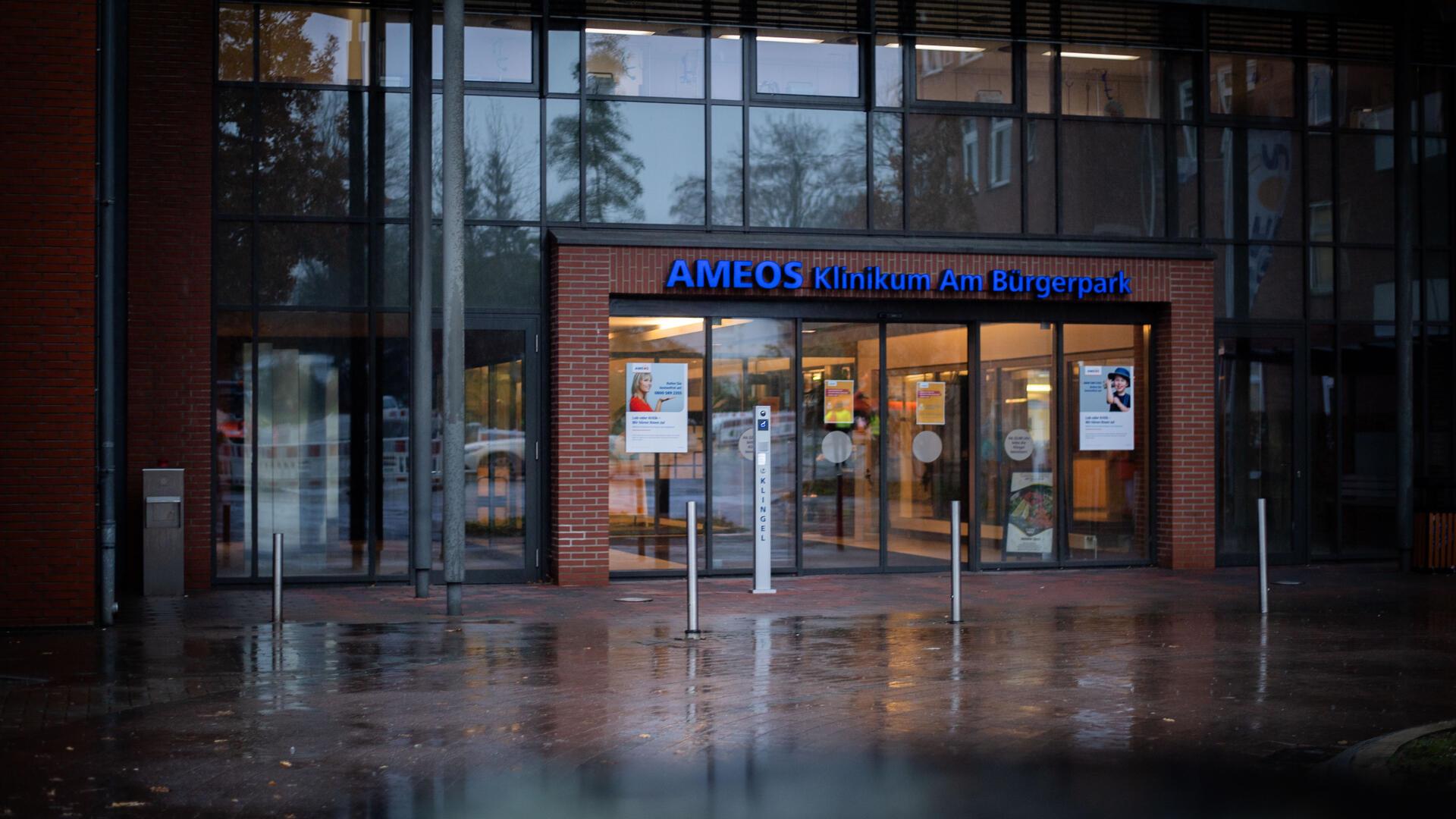 Ein Drohanruf hat im Ameos-Klinikum einen Polizeieinsatz ausgelöst.