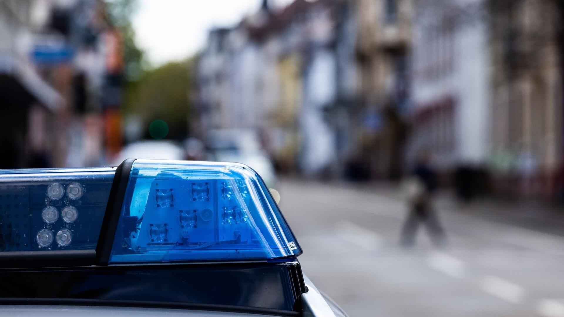 Ein Einsatzfahrzeug der Polizei steht am Straßenrand.